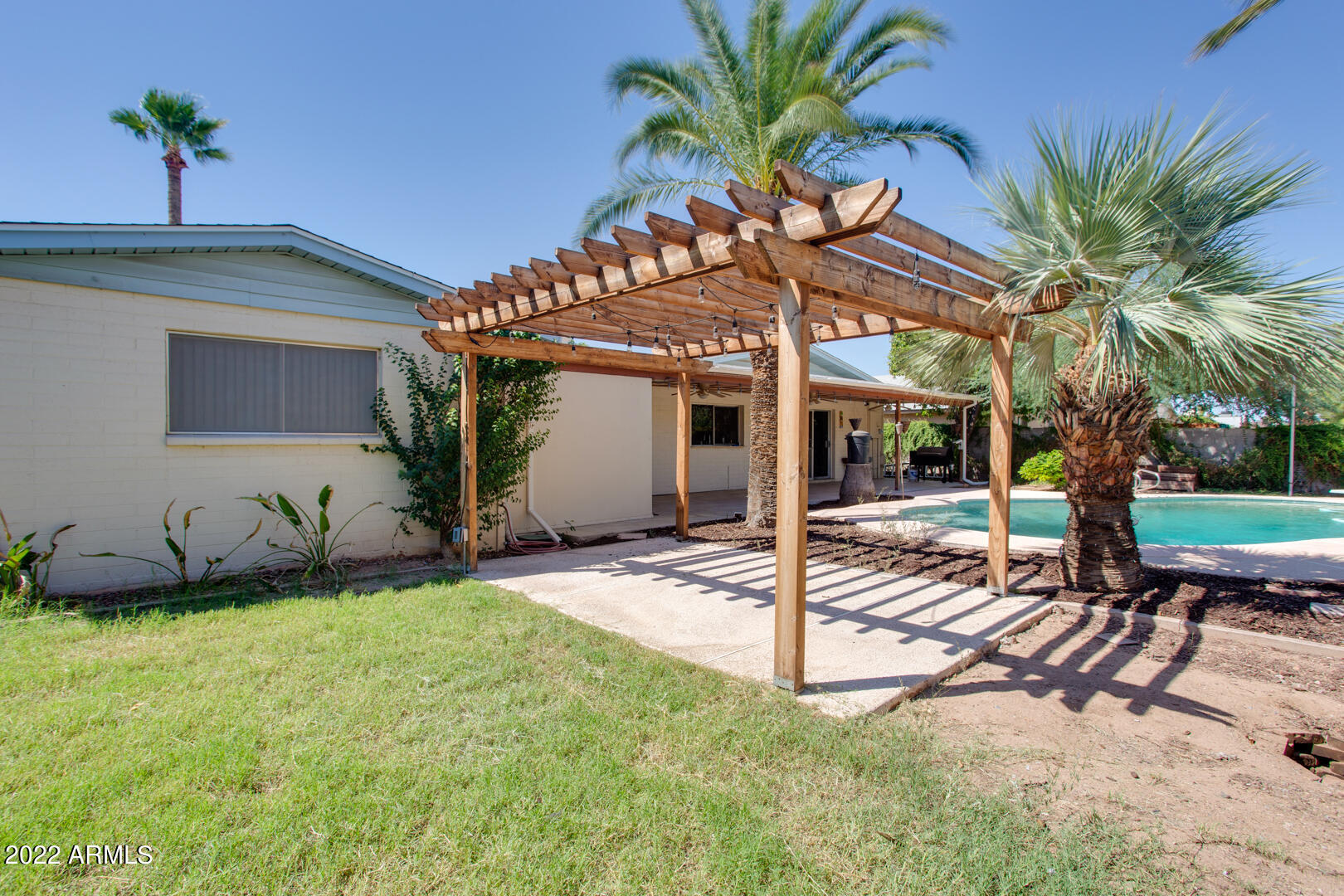 2112 E GREENWAY Drive