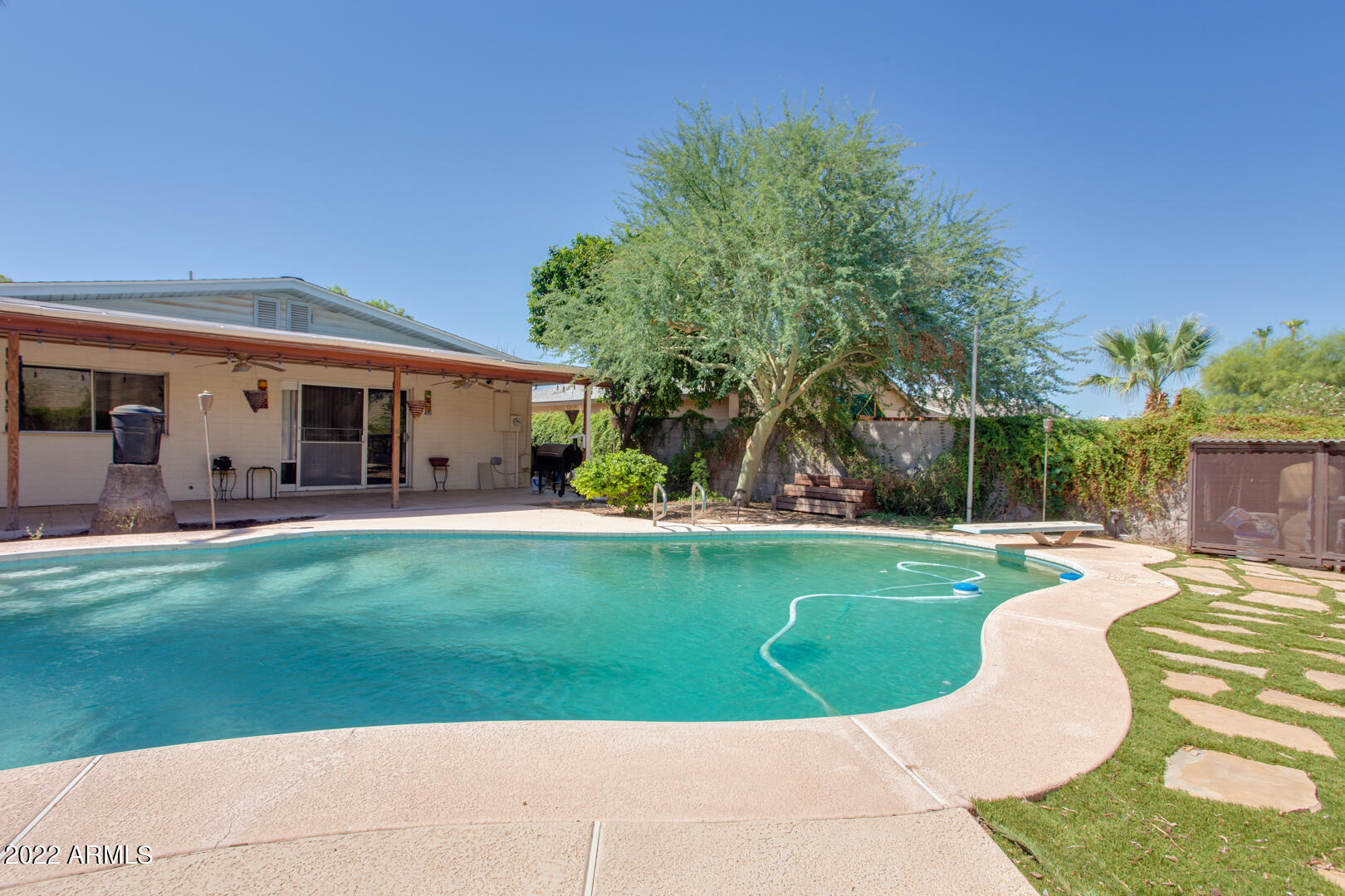 2112 E GREENWAY Drive