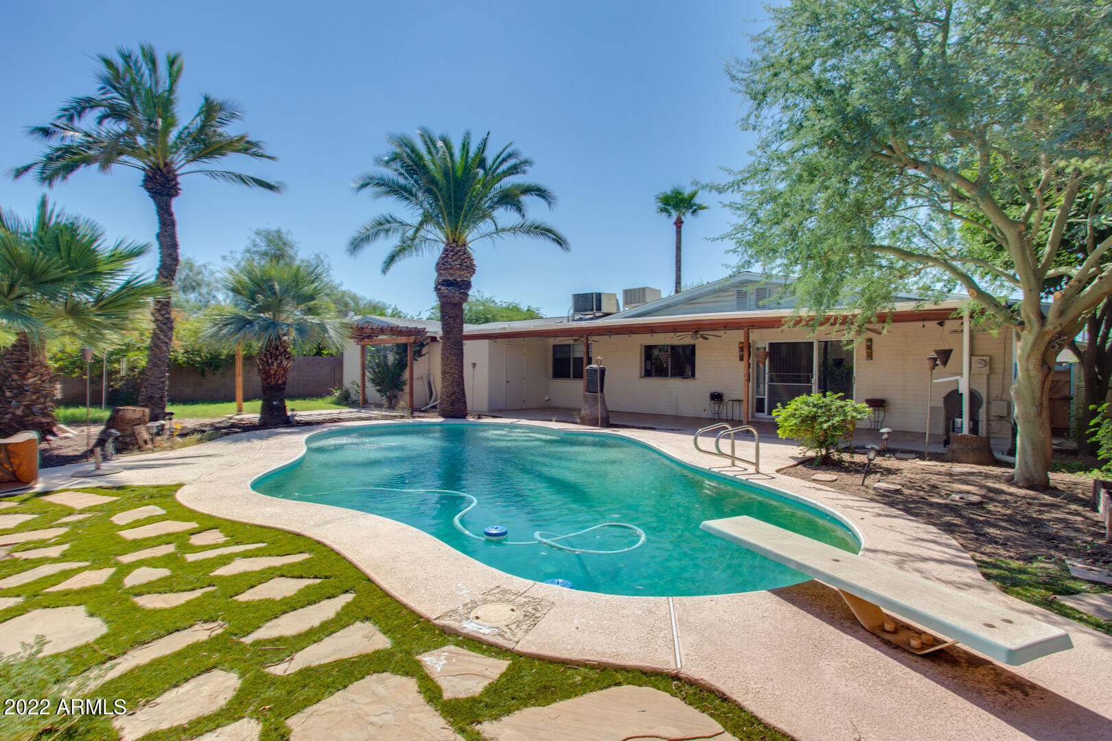 2112 E GREENWAY Drive
