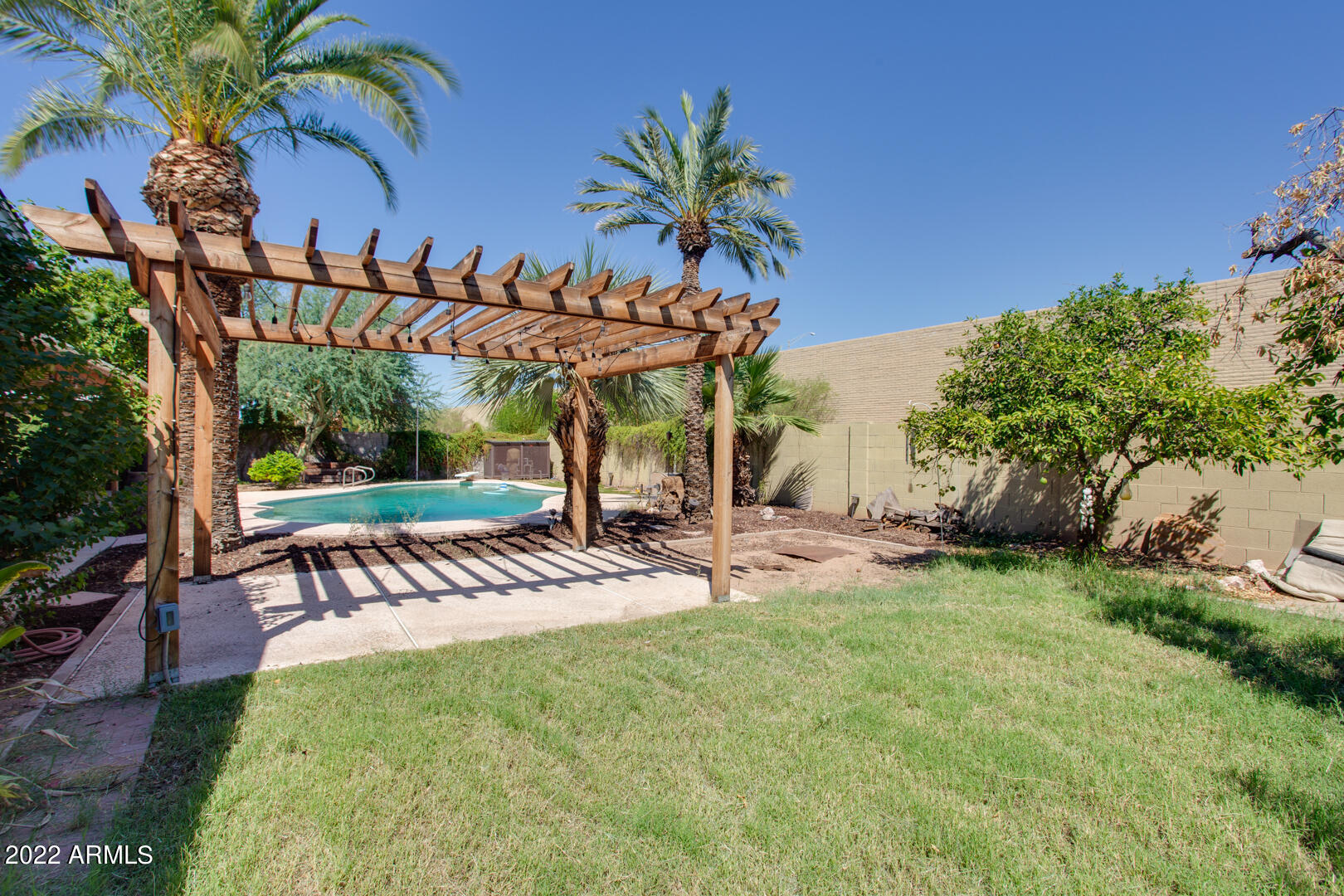2112 E GREENWAY Drive