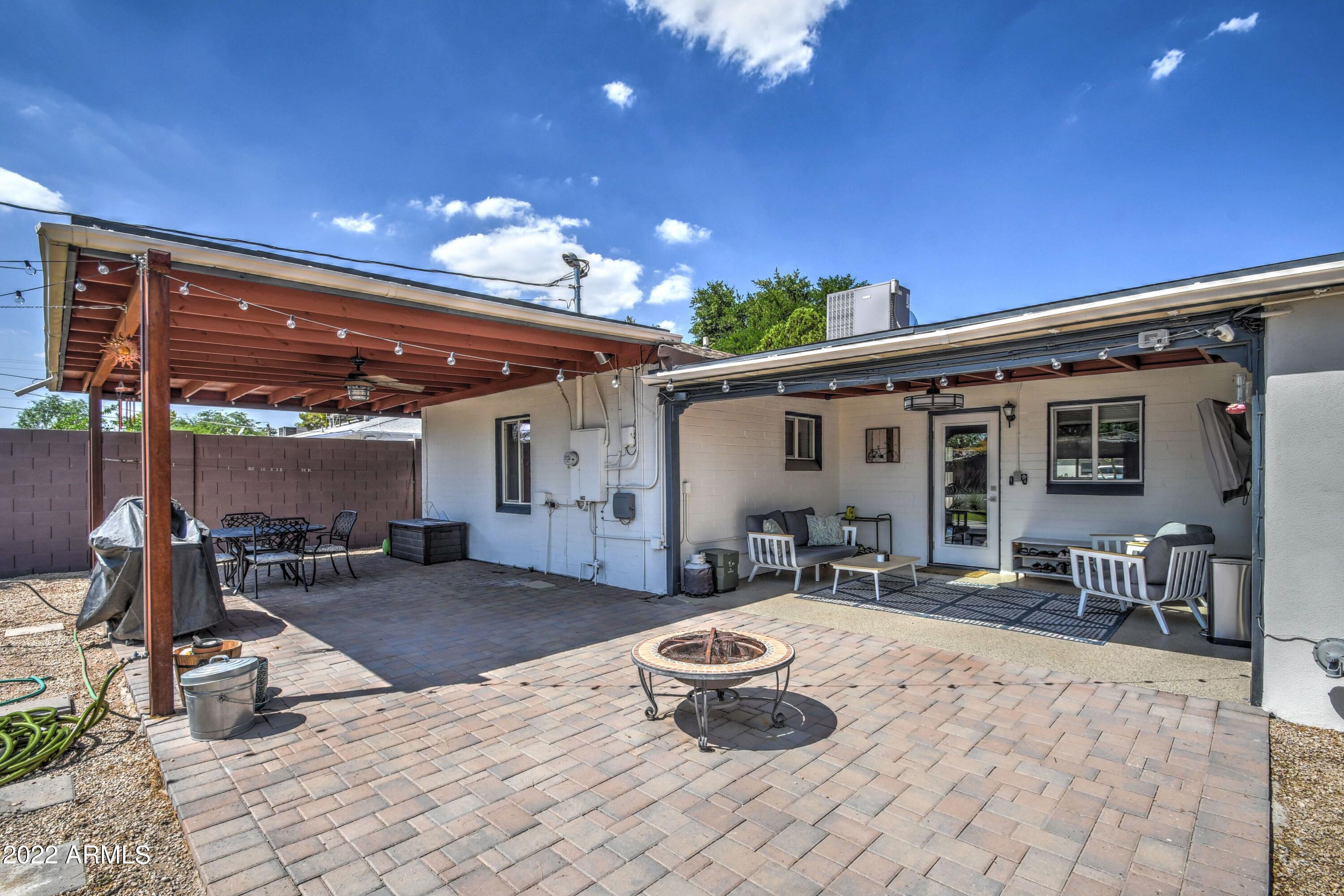 2429 E INDIANOLA Avenue