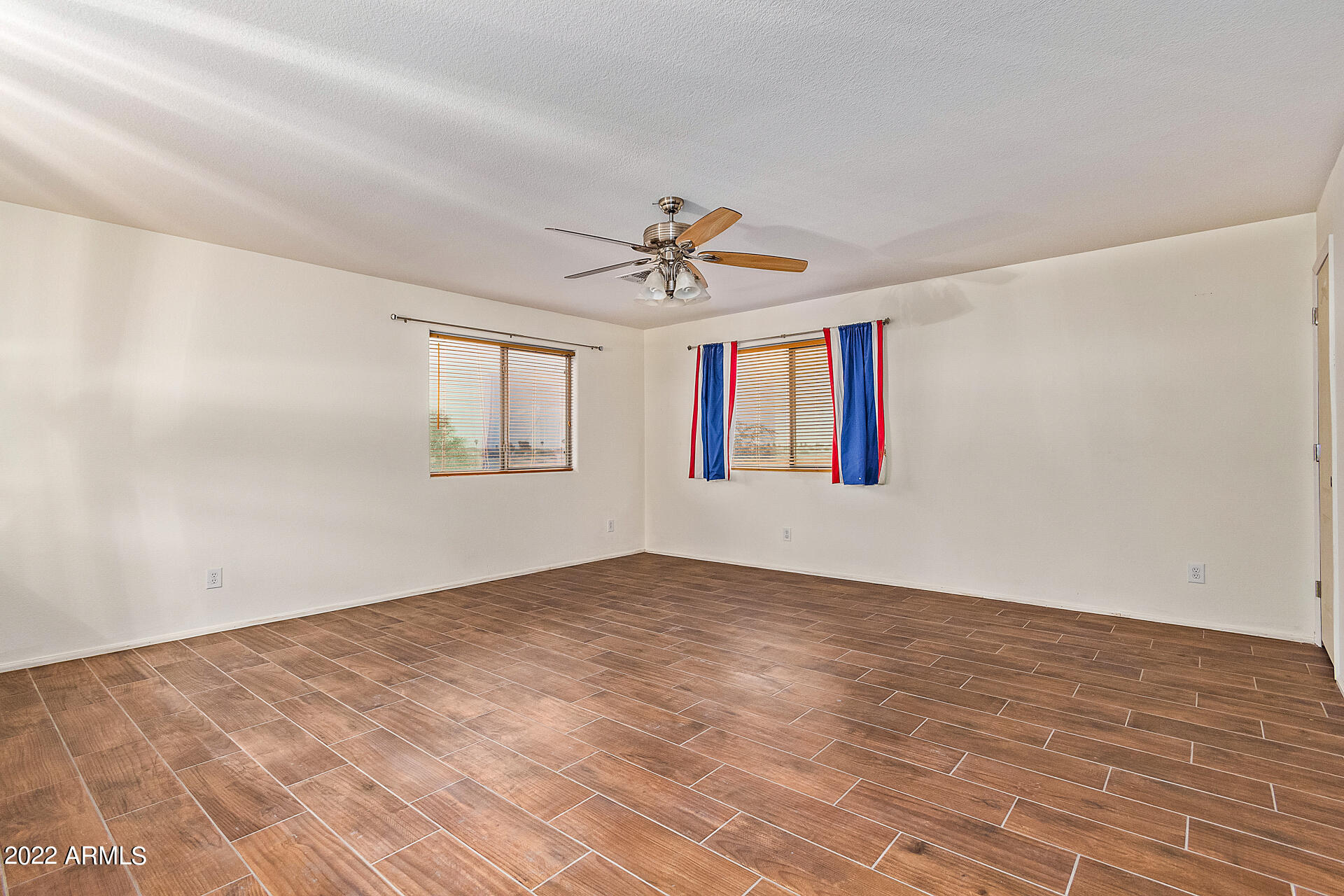 4233 E ARAGONITE Lane