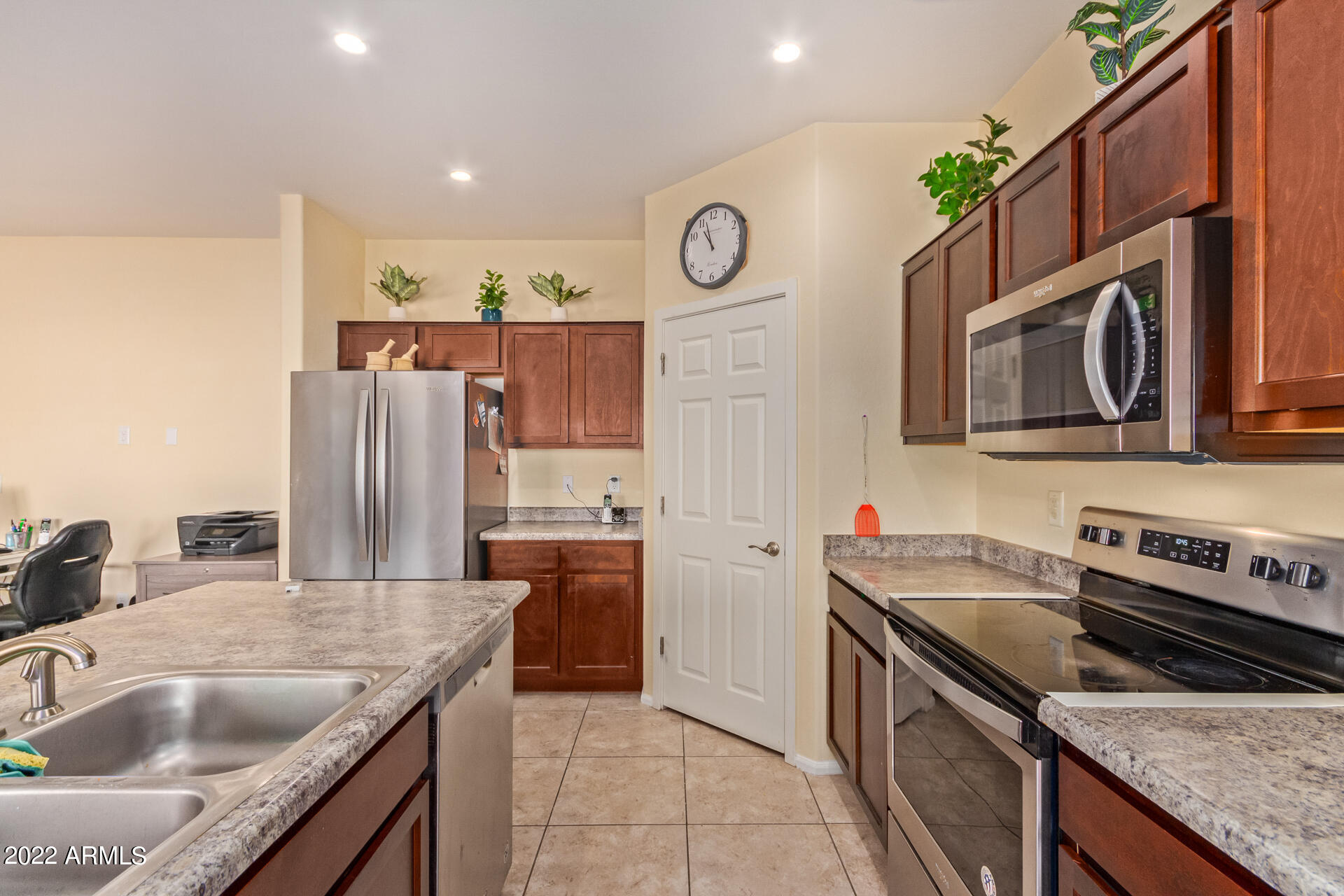 2512 E MOBILE Lane