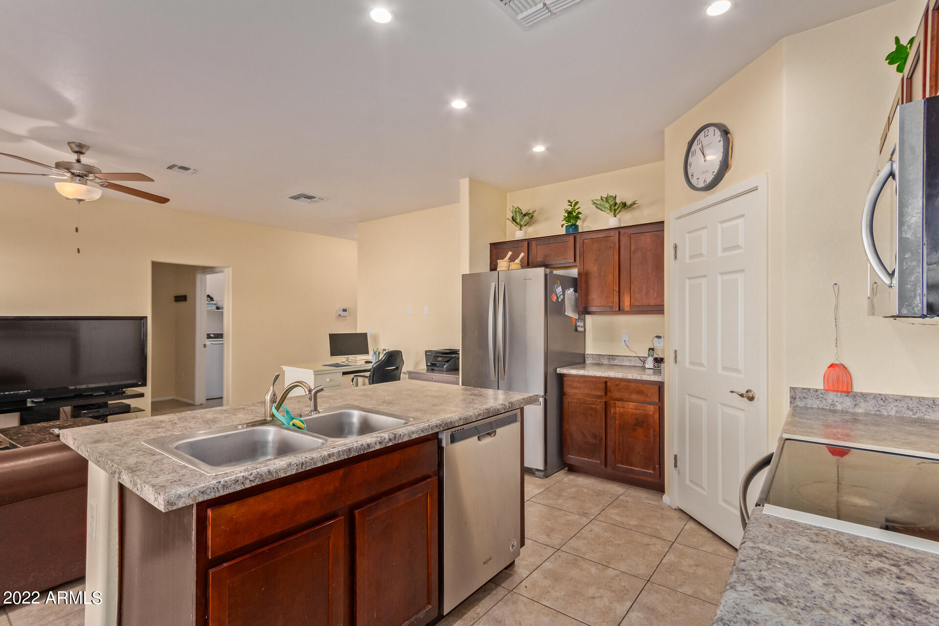2512 E MOBILE Lane