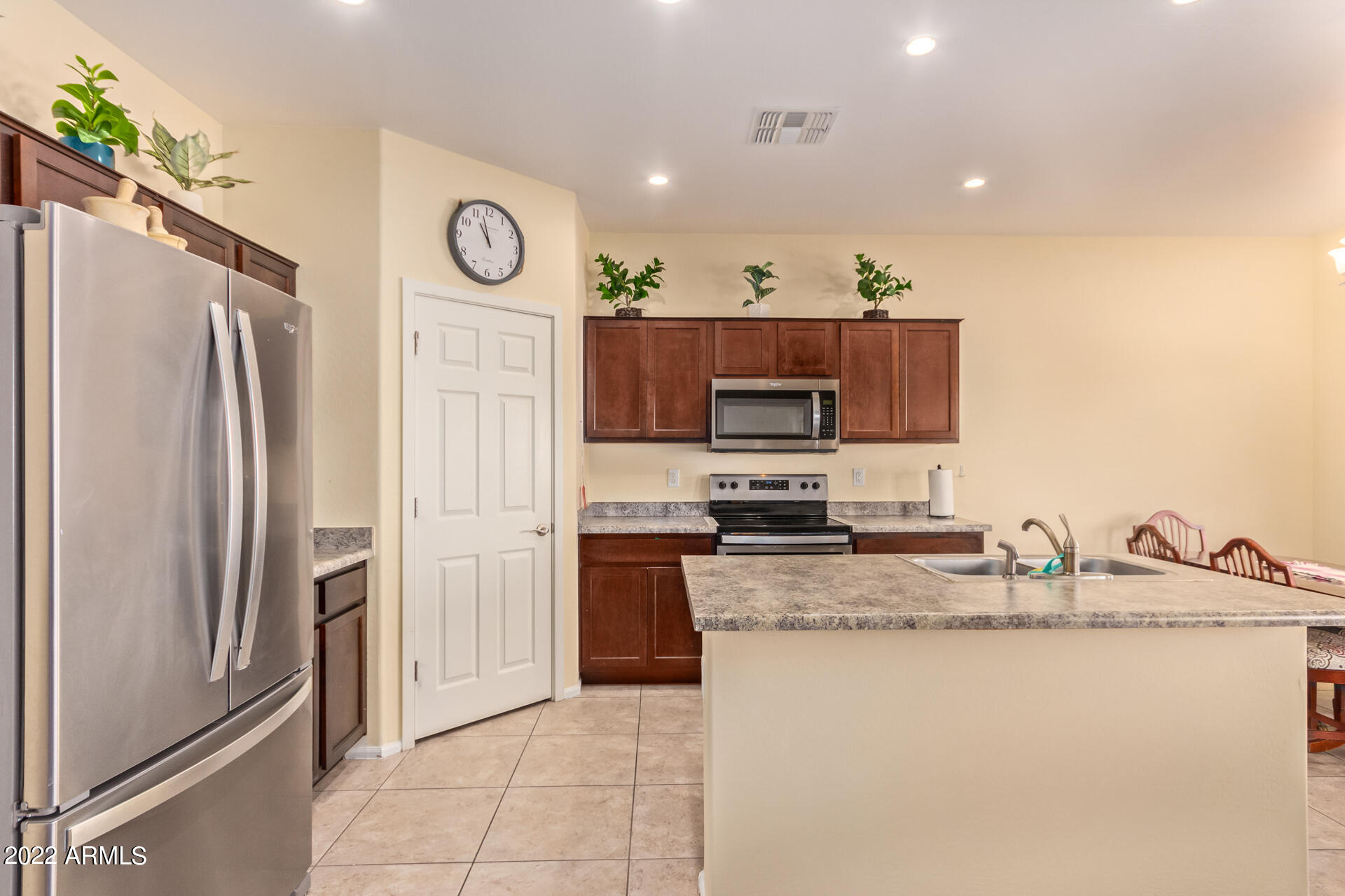 2512 E MOBILE Lane
