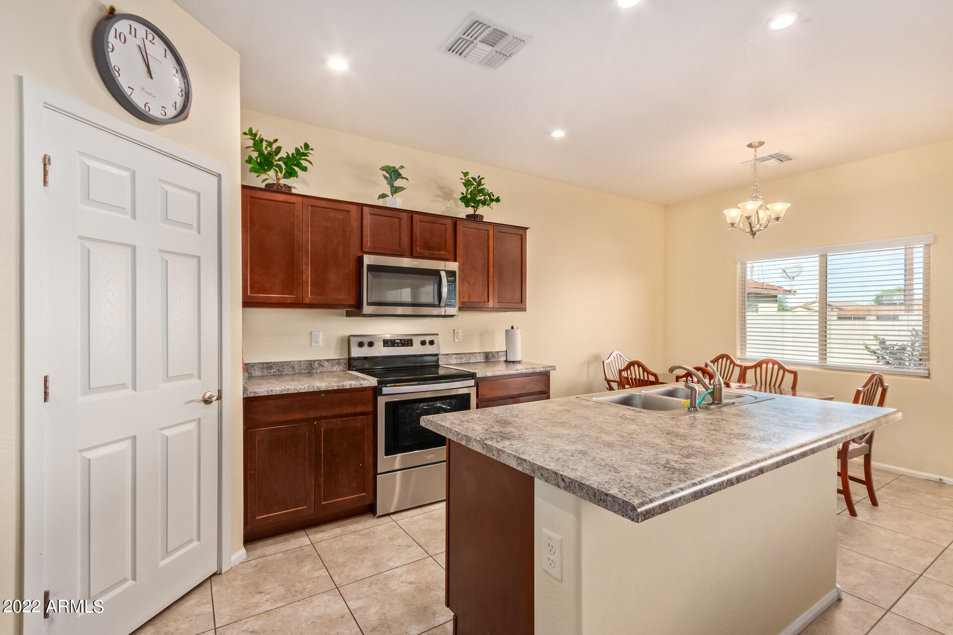 2512 E MOBILE Lane