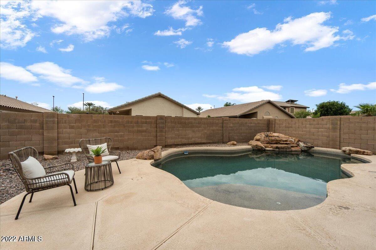 1833 E PONY Lane
