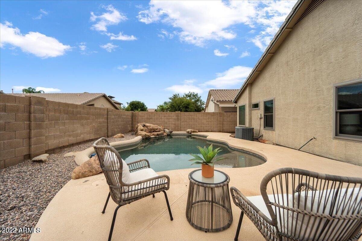 1833 E PONY Lane