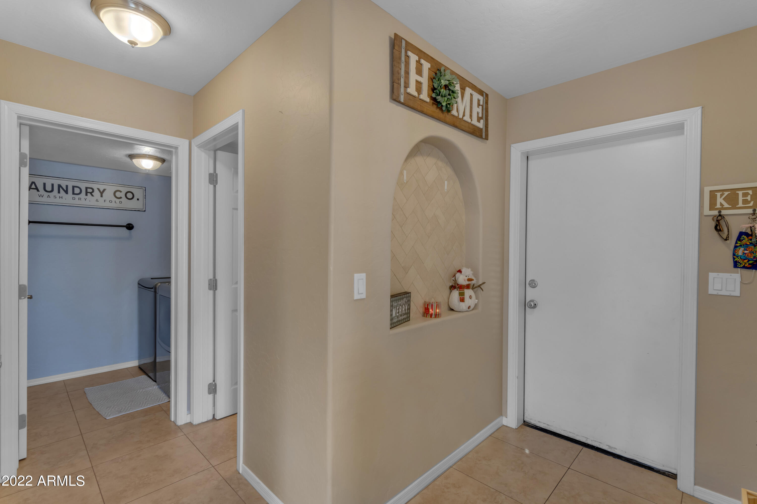 412 N AARON Circle