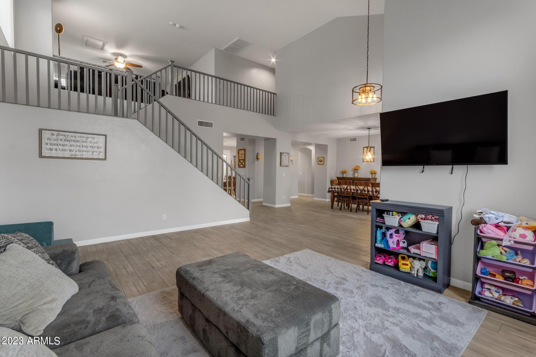 2037 N CHESTNUT --