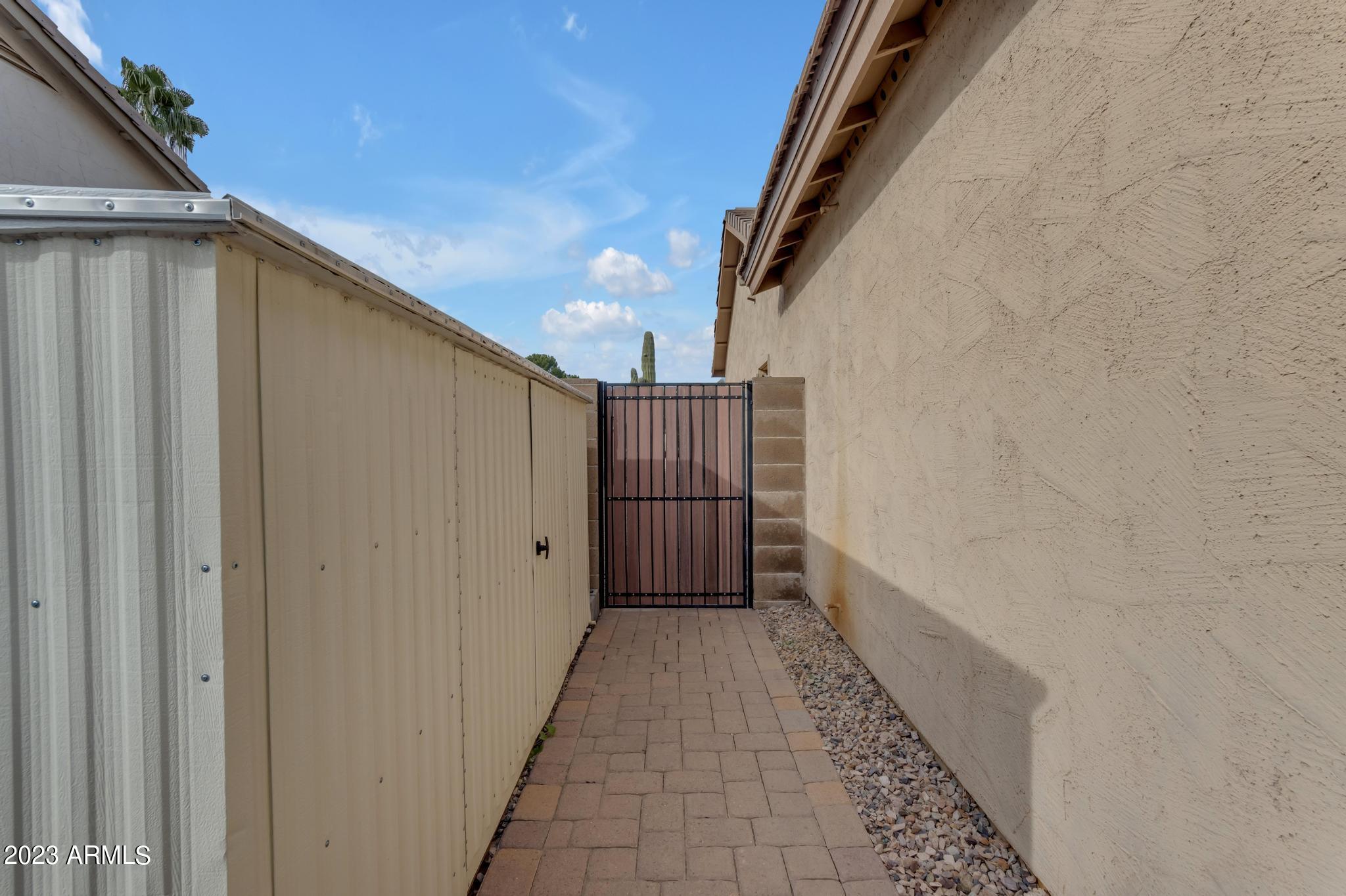 2037 N CHESTNUT --