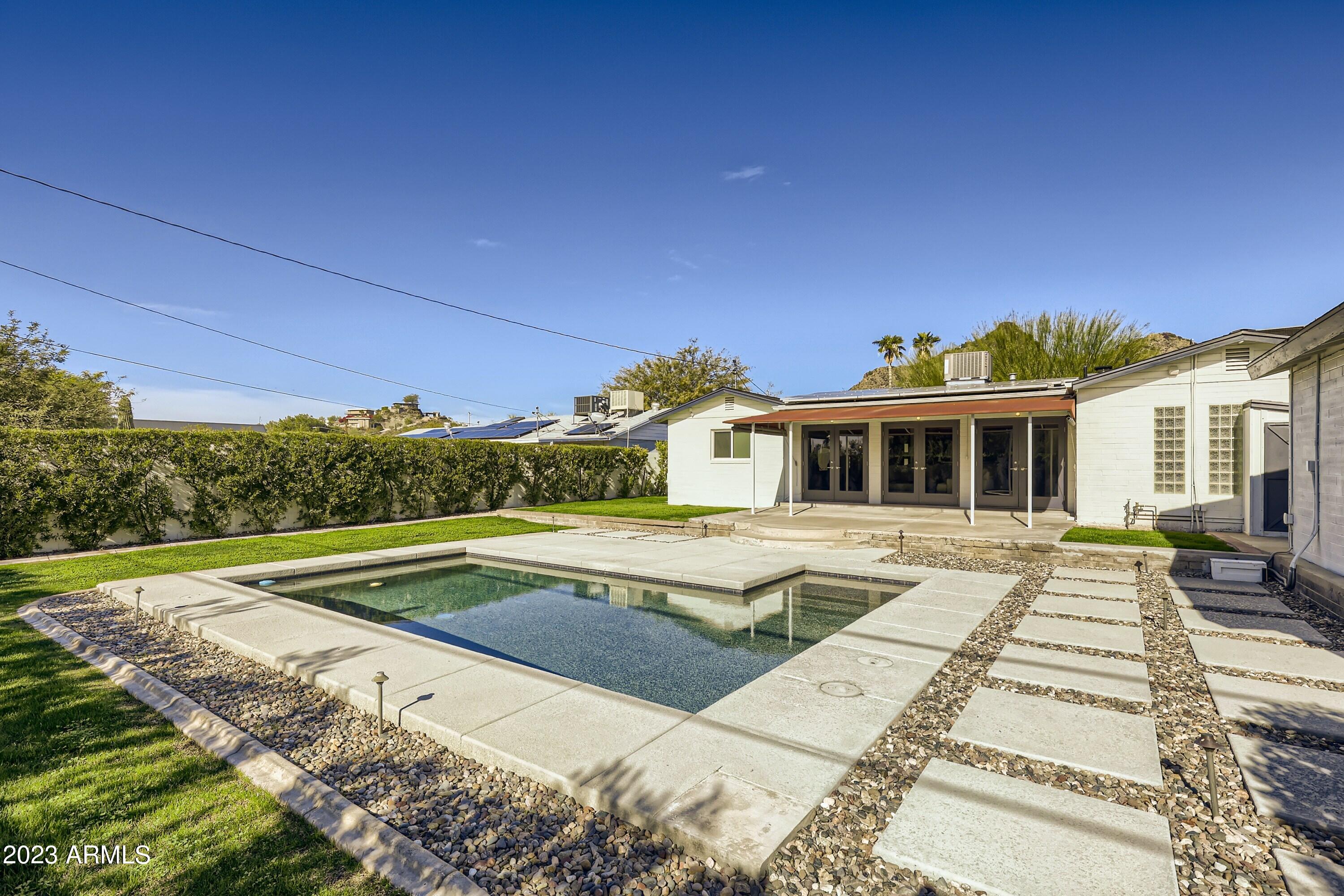 1527 E EL CAMINO Drive