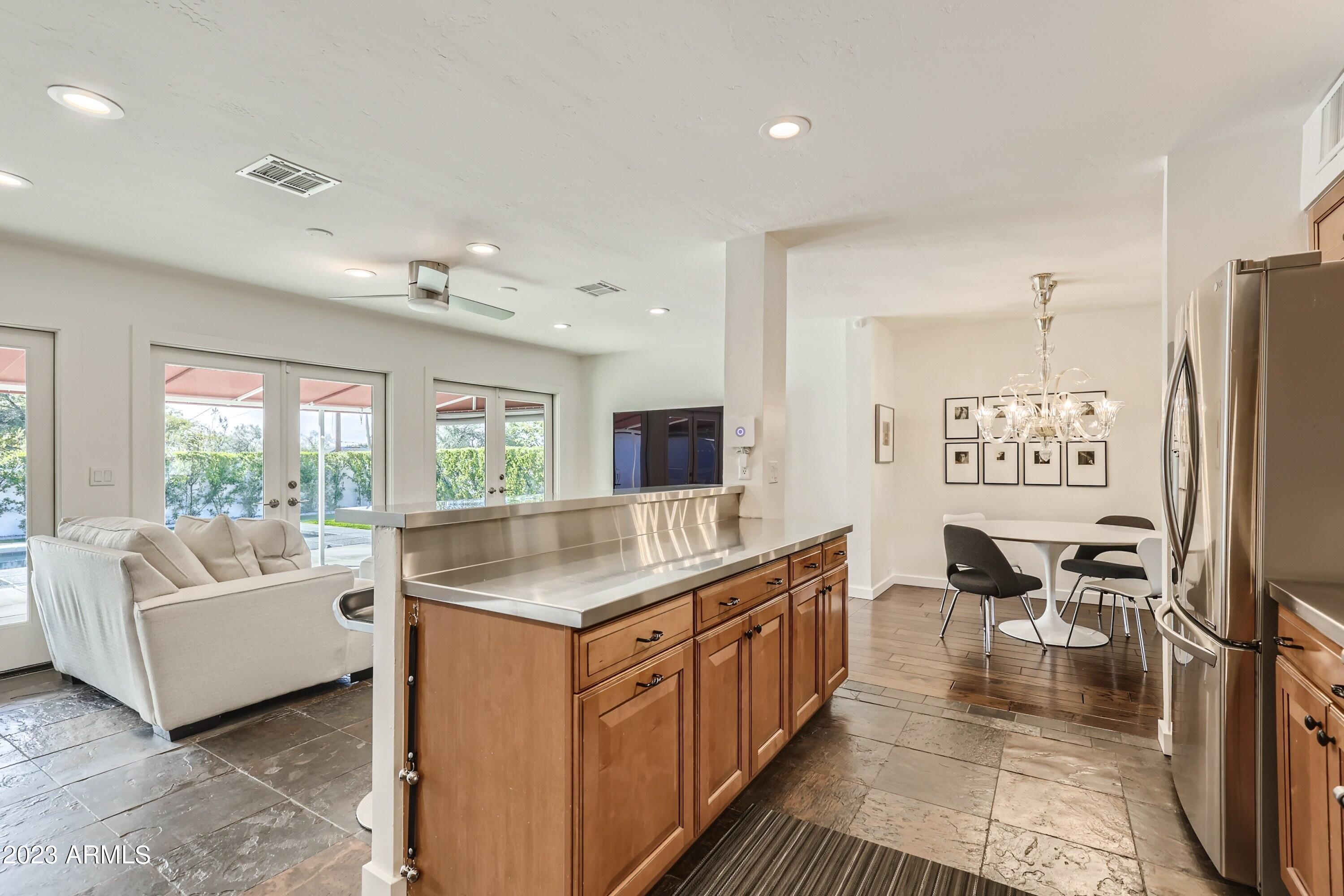 1527 E EL CAMINO Drive