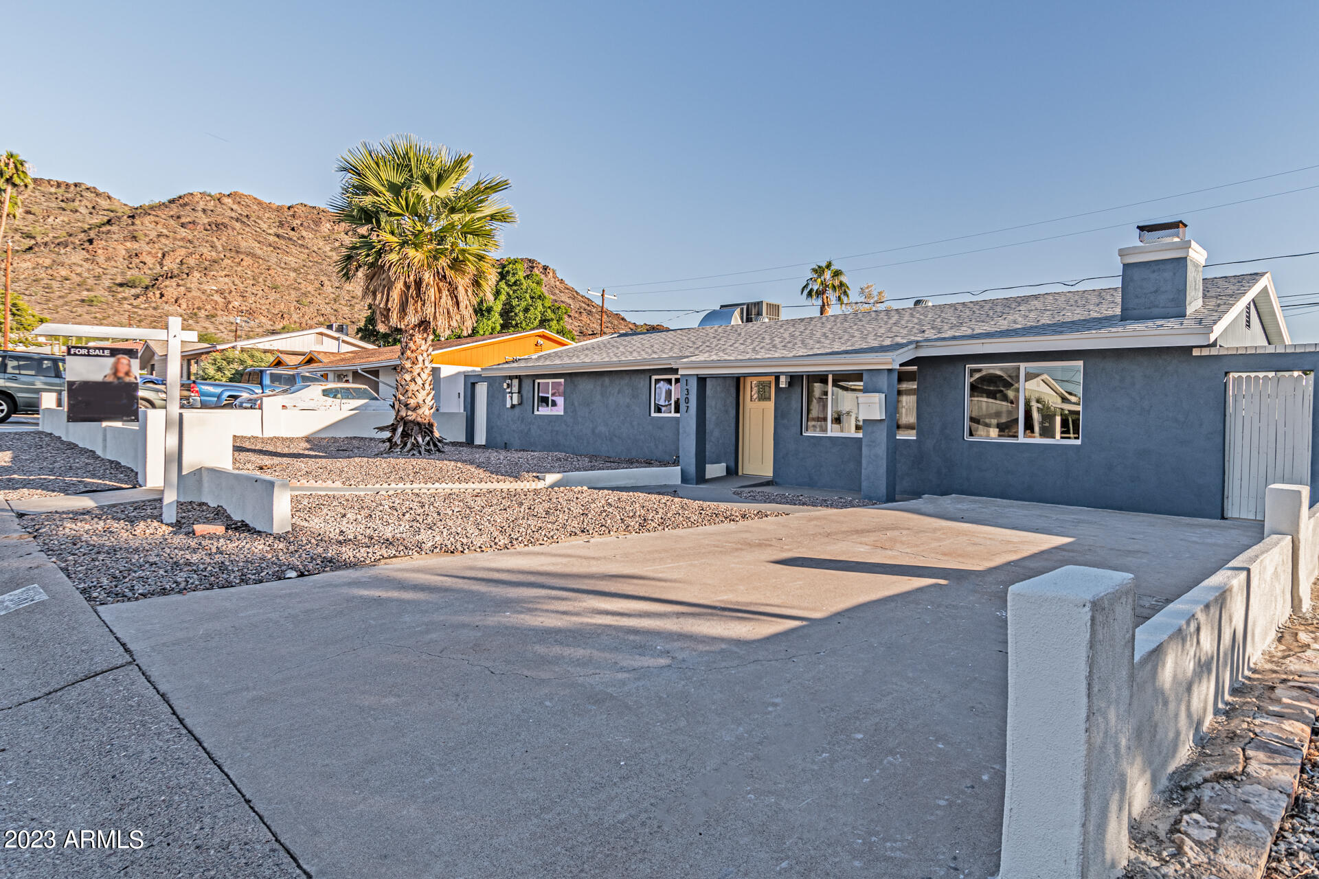 1307 E ALICE Avenue