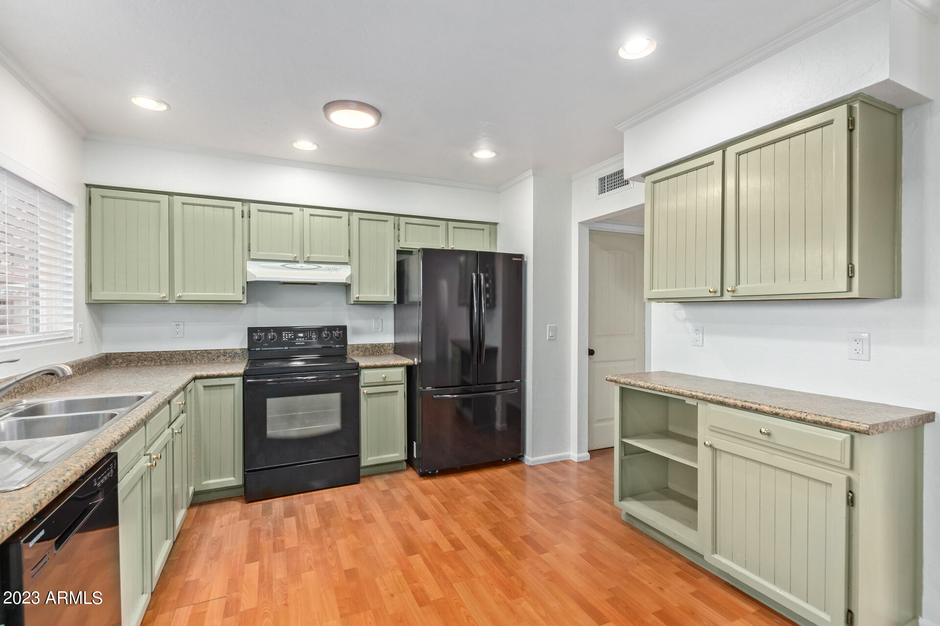 838 W SANTA CRUZ Drive