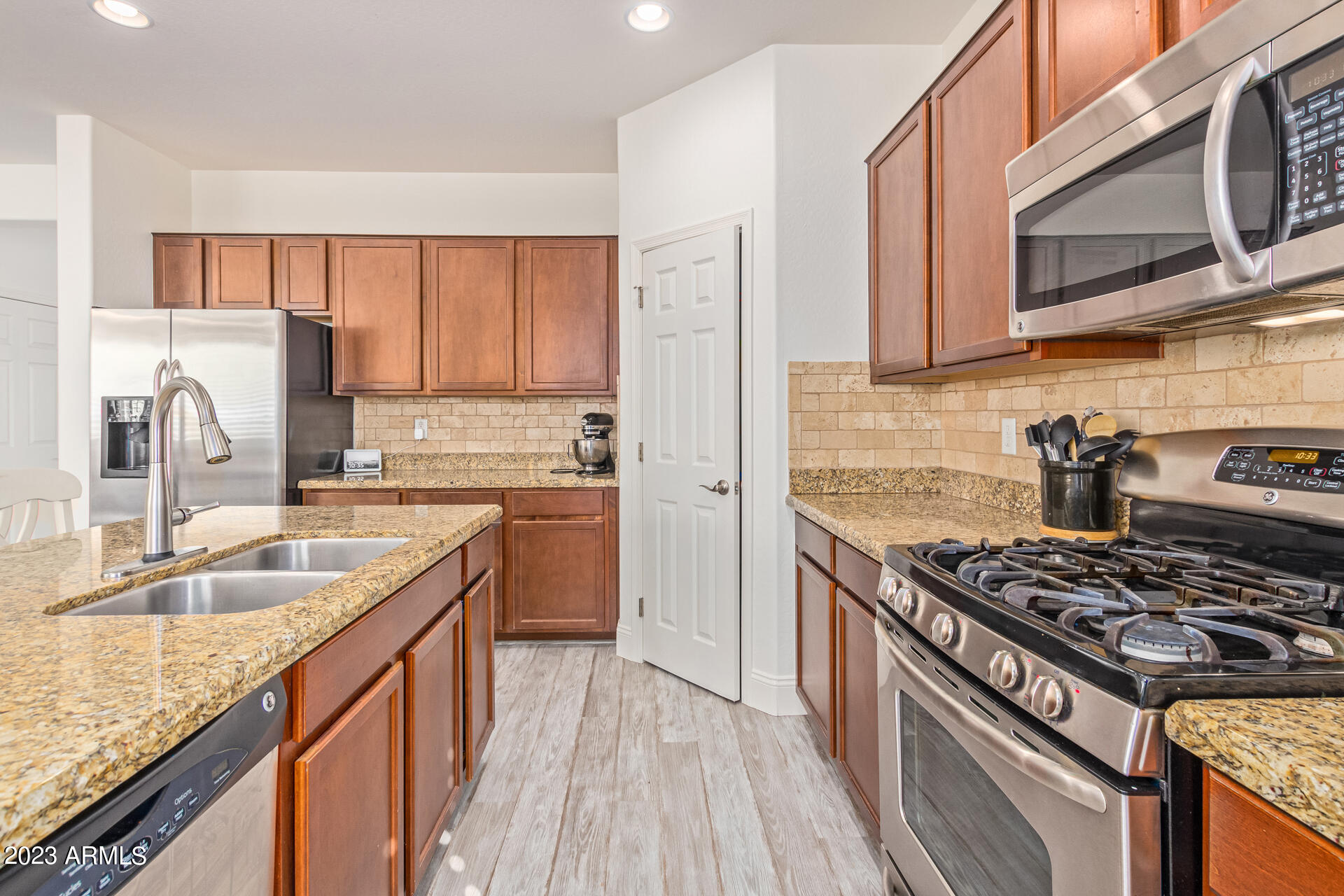 3975 E MESQUITE Street