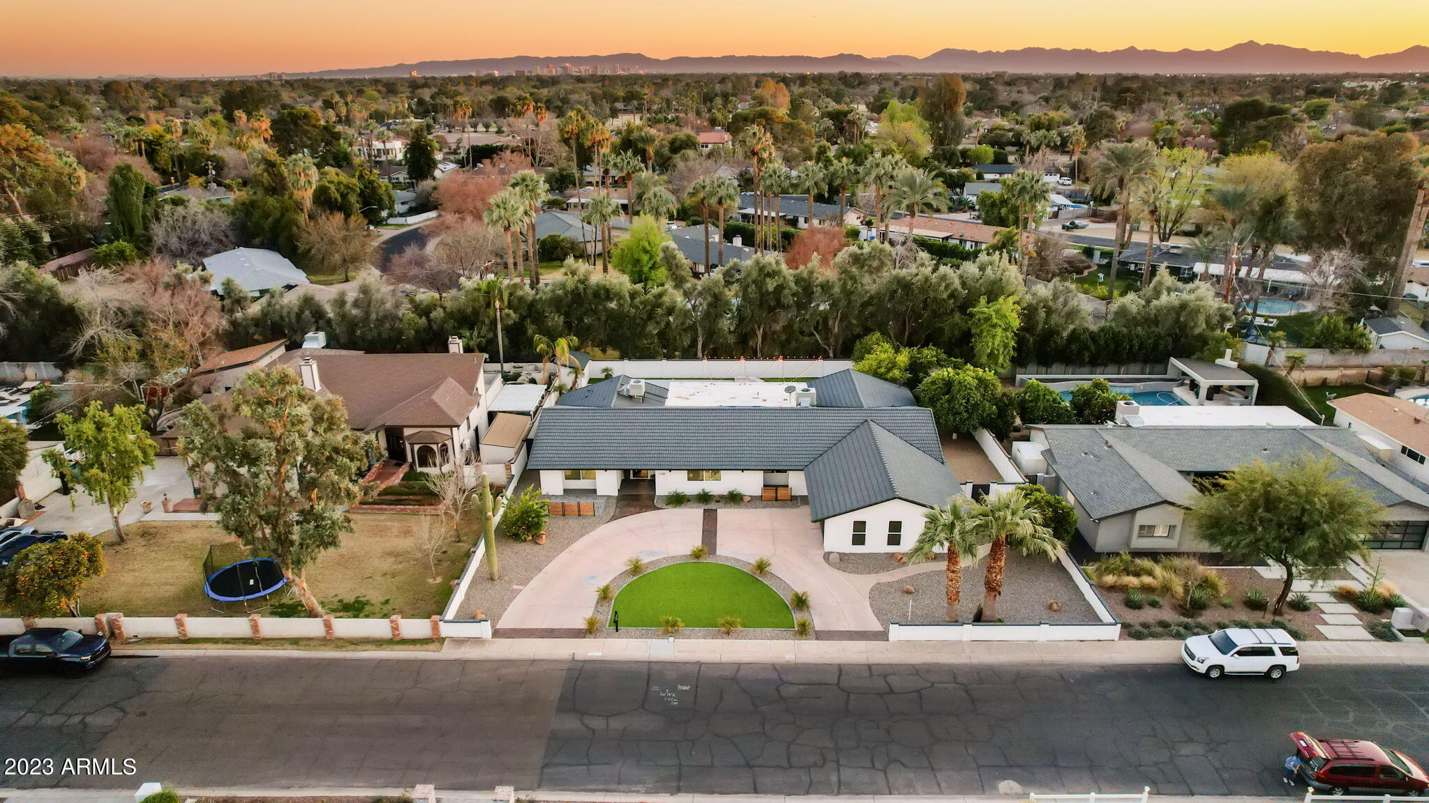 1135 W LAWRENCE Lane