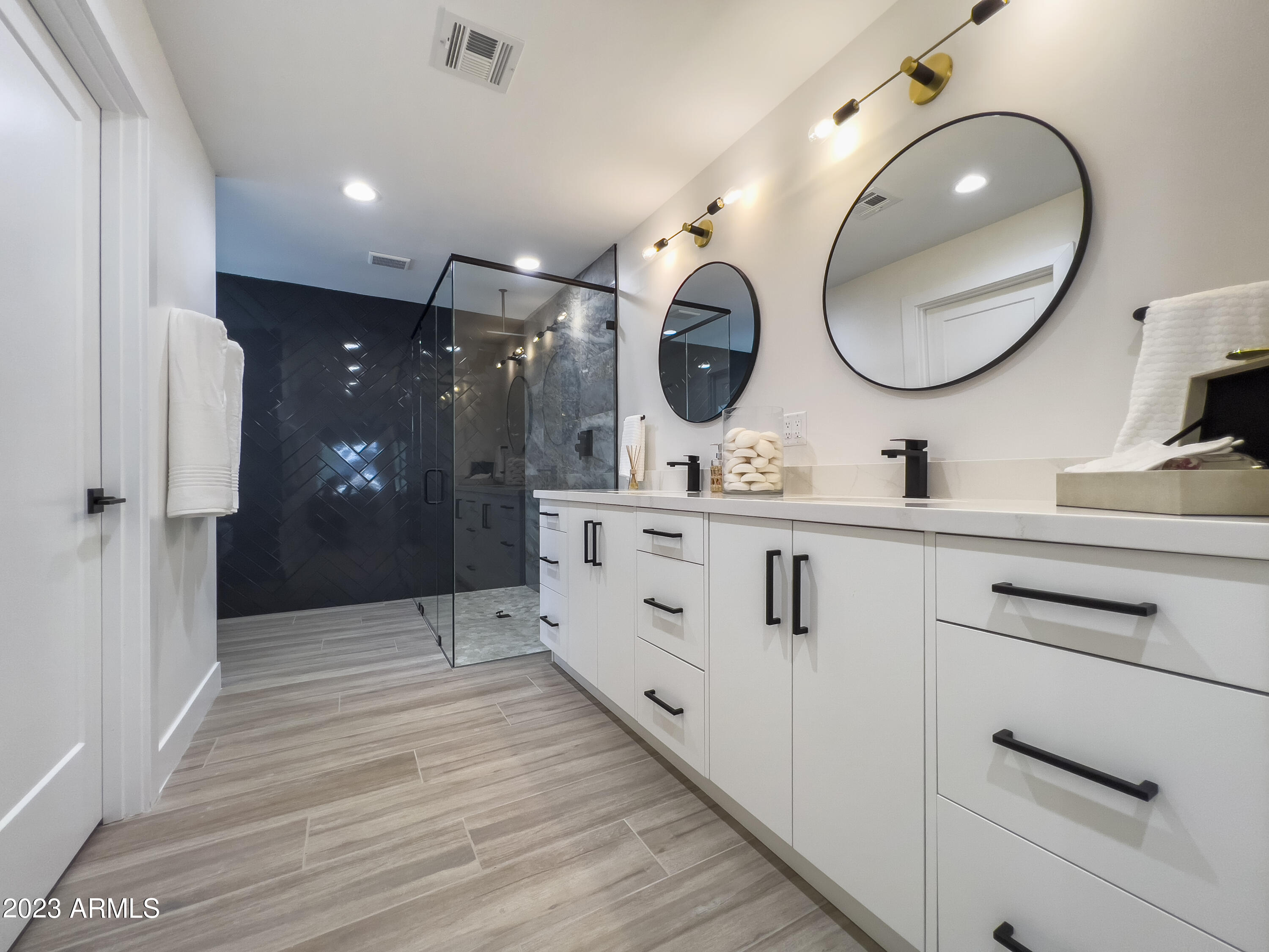 1135 W LAWRENCE Lane