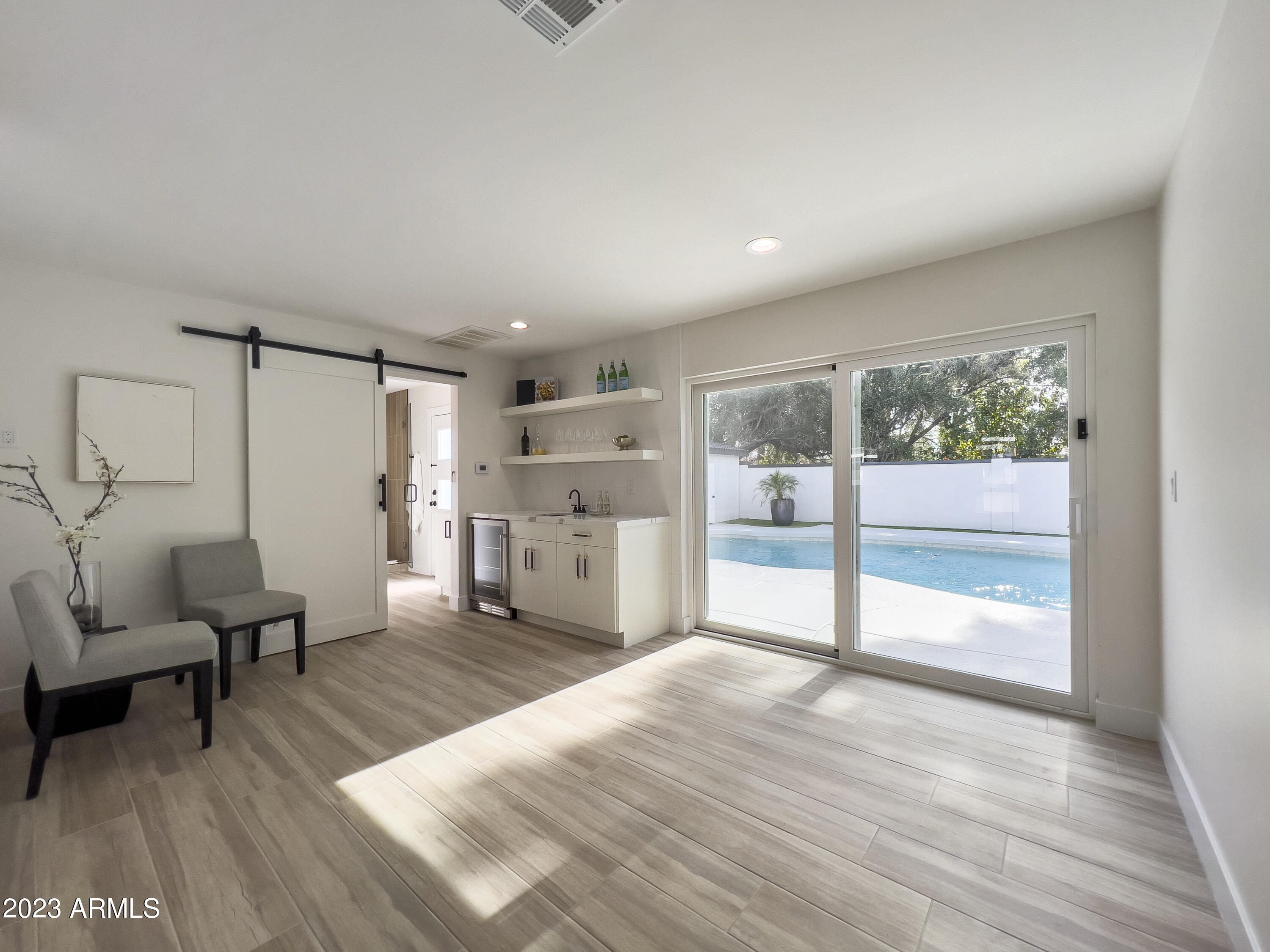1135 W LAWRENCE Lane