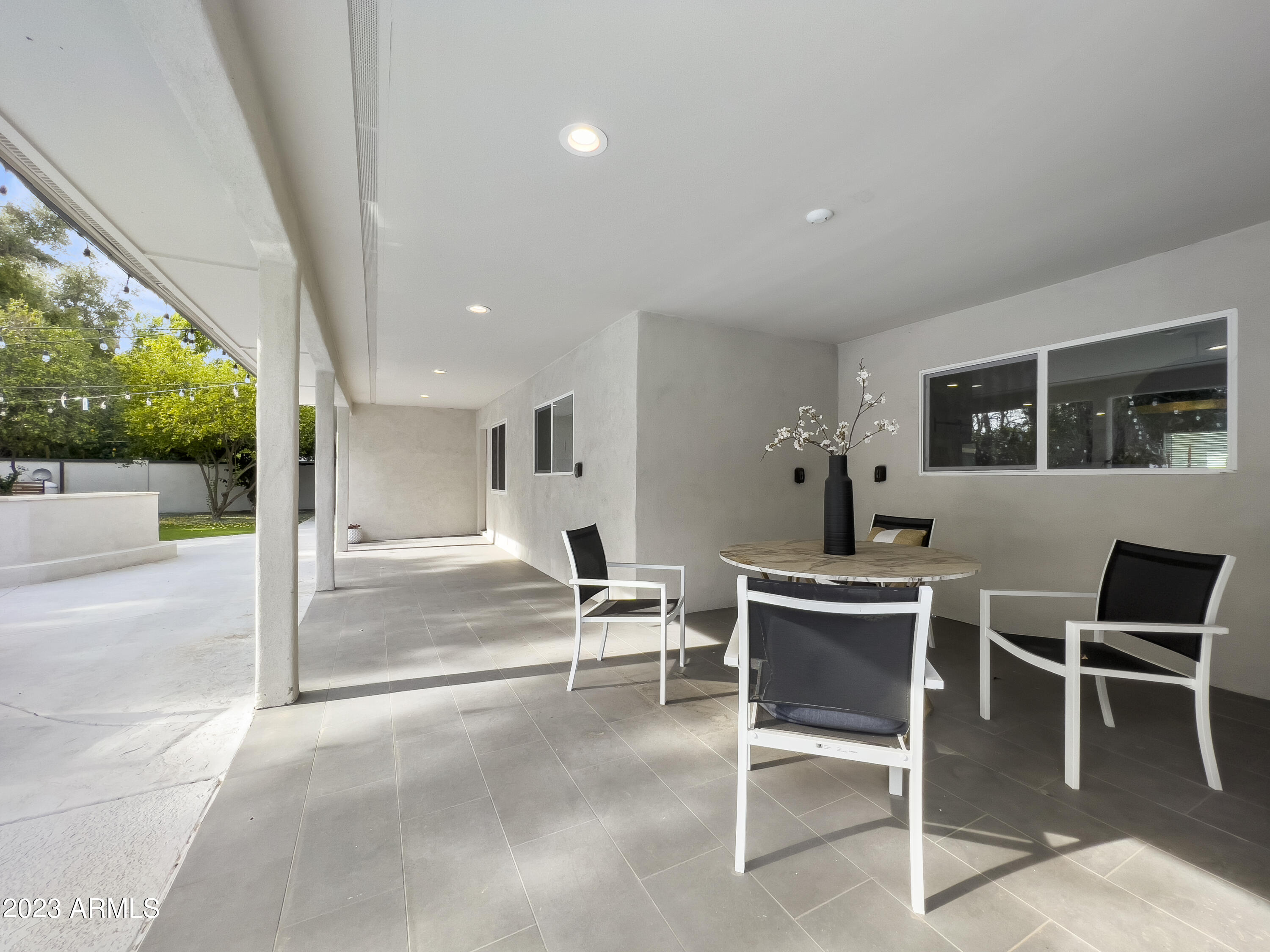 1135 W LAWRENCE Lane