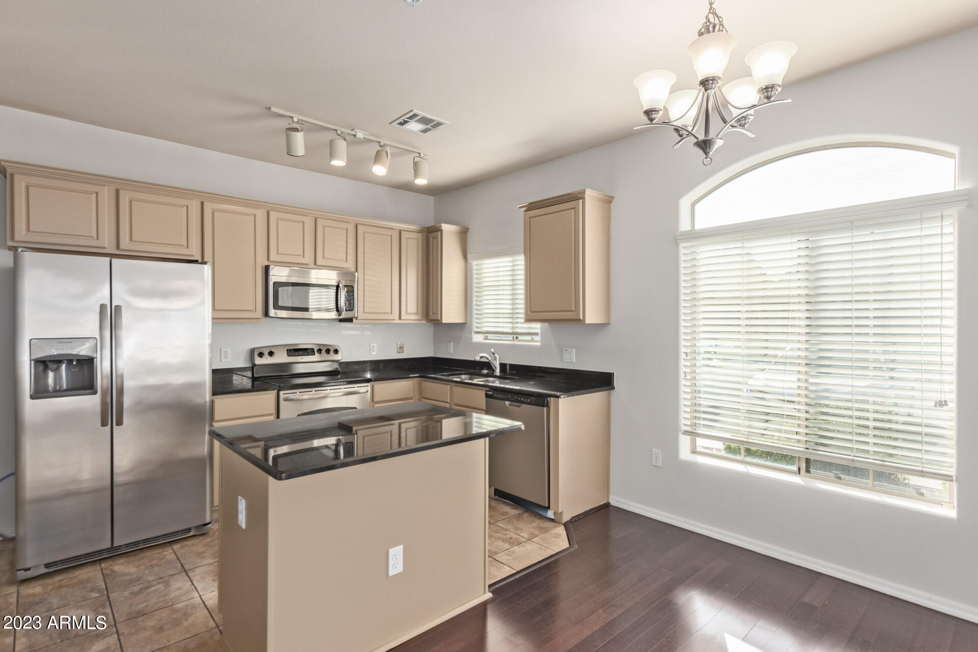 1350 S GREENFIELD Road # 1033