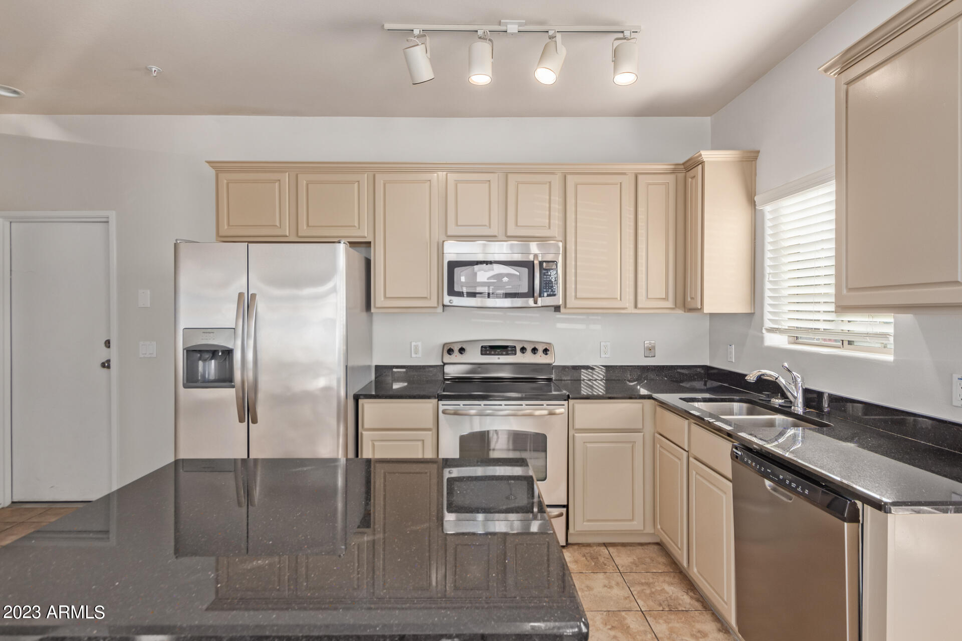 1350 S GREENFIELD Road # 1033