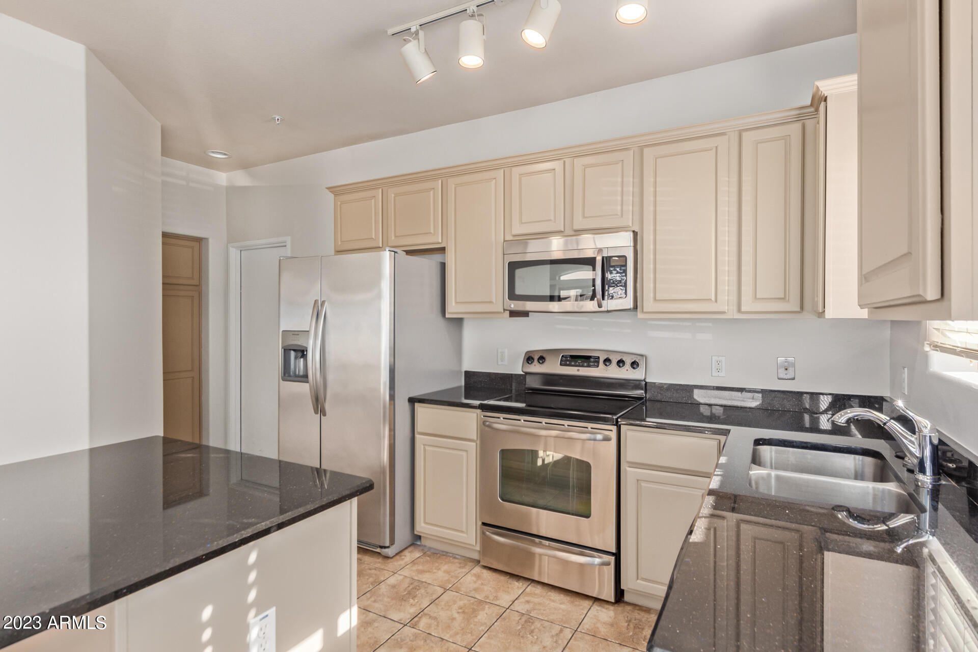 1350 S GREENFIELD Road # 1033