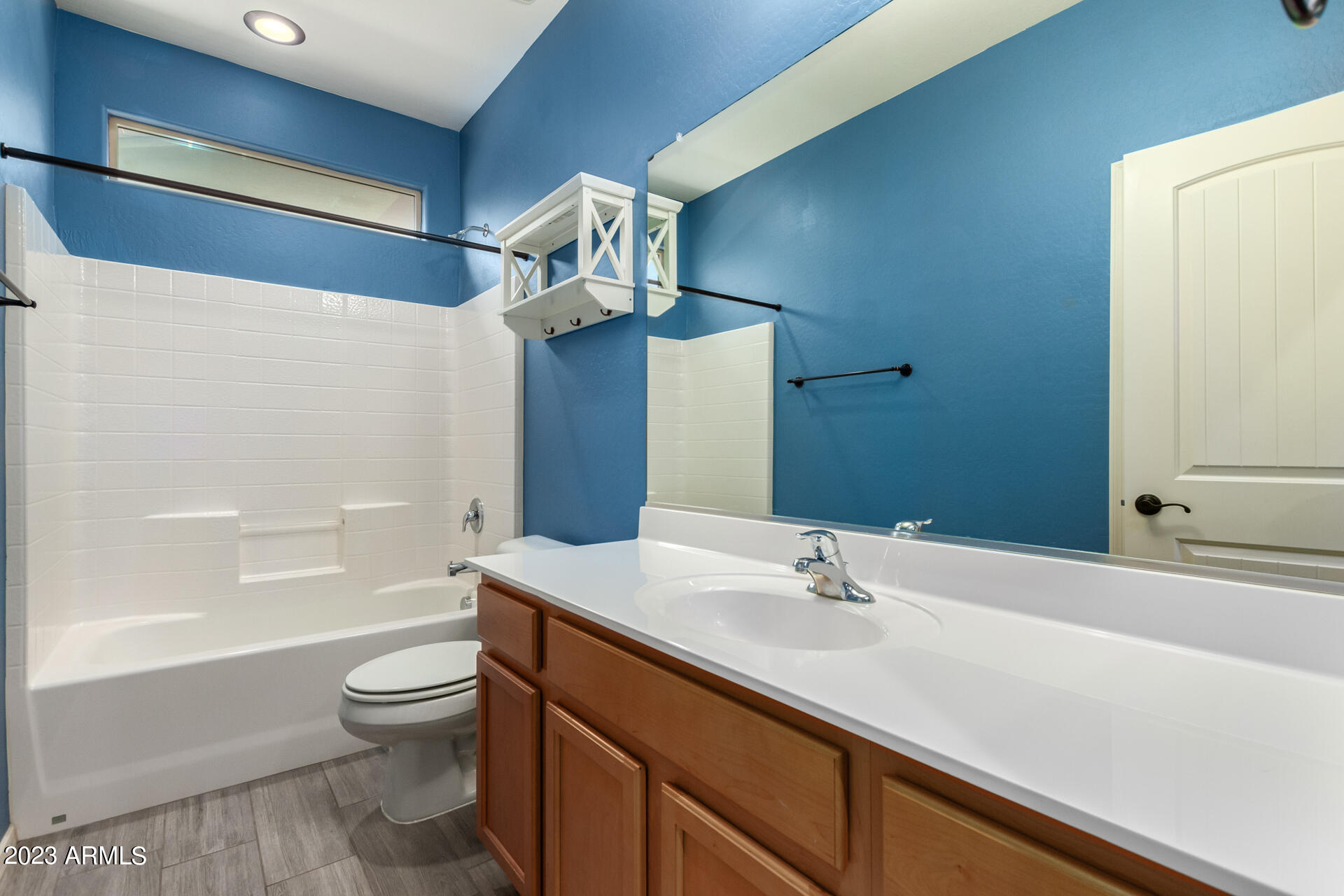 2338 W GARY Way