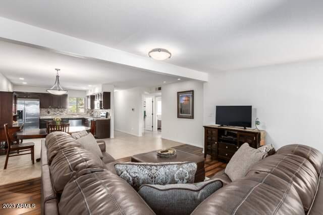 2707 E MICHELLE Drive