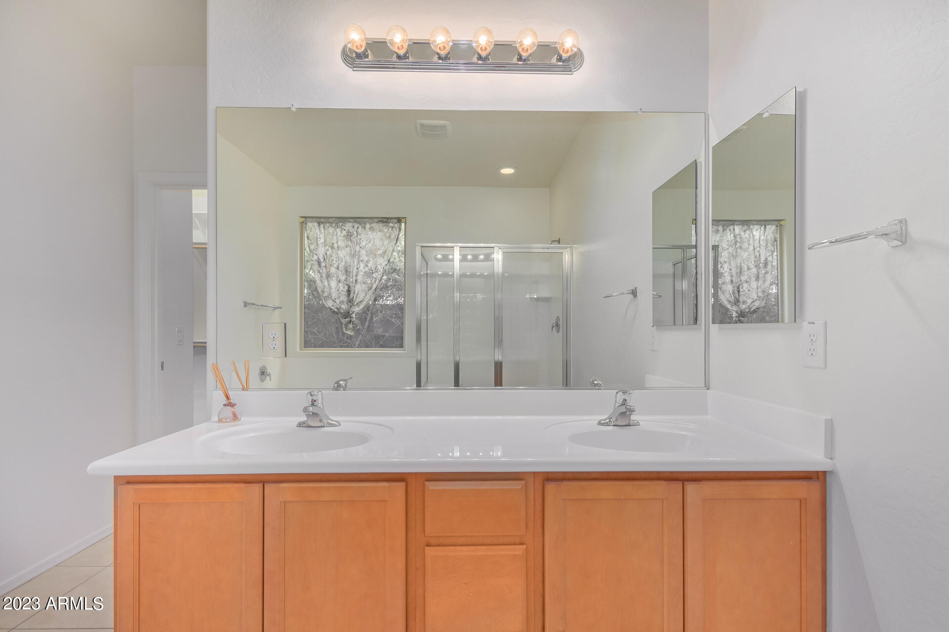1098 E IBIS Street