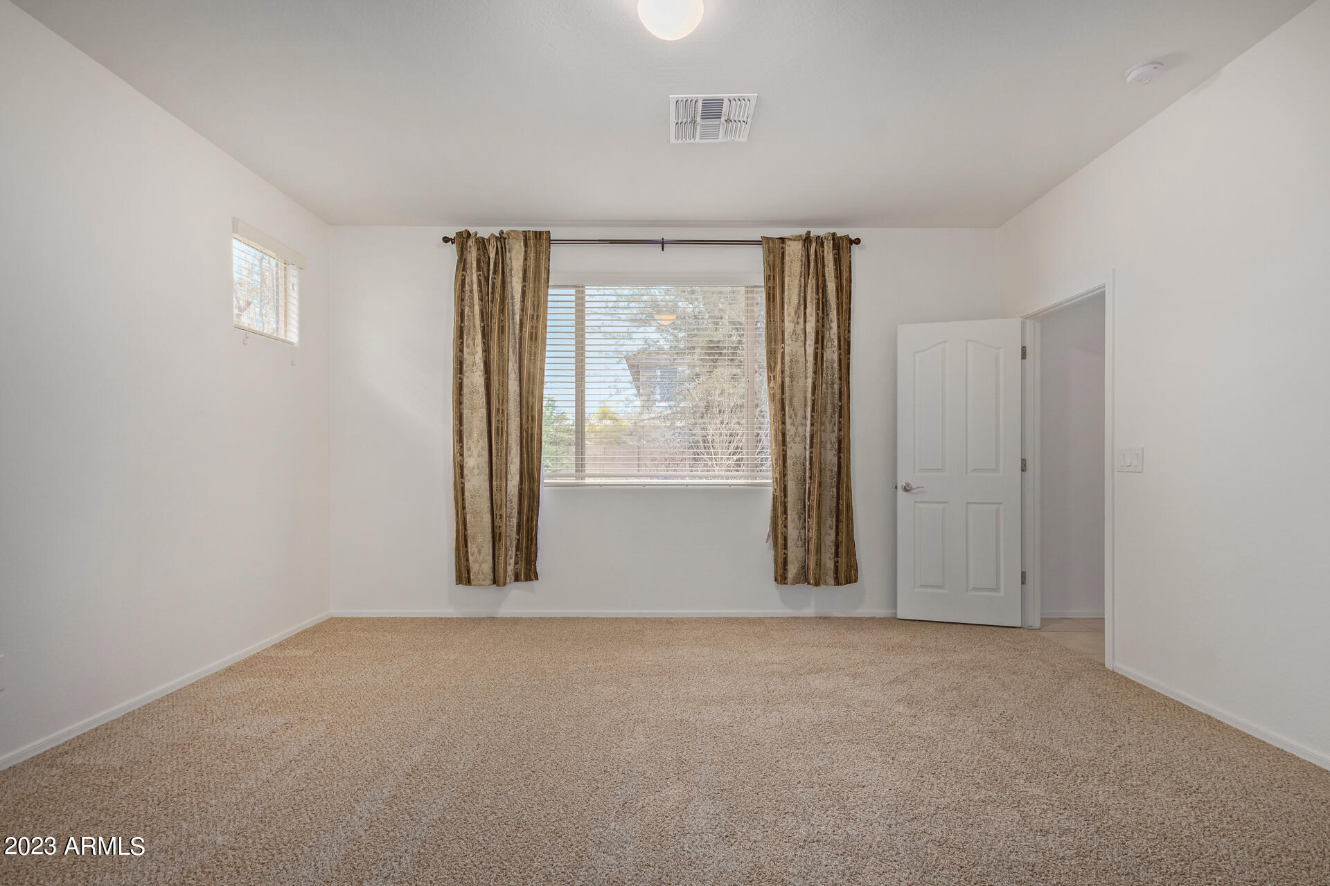 1098 E IBIS Street