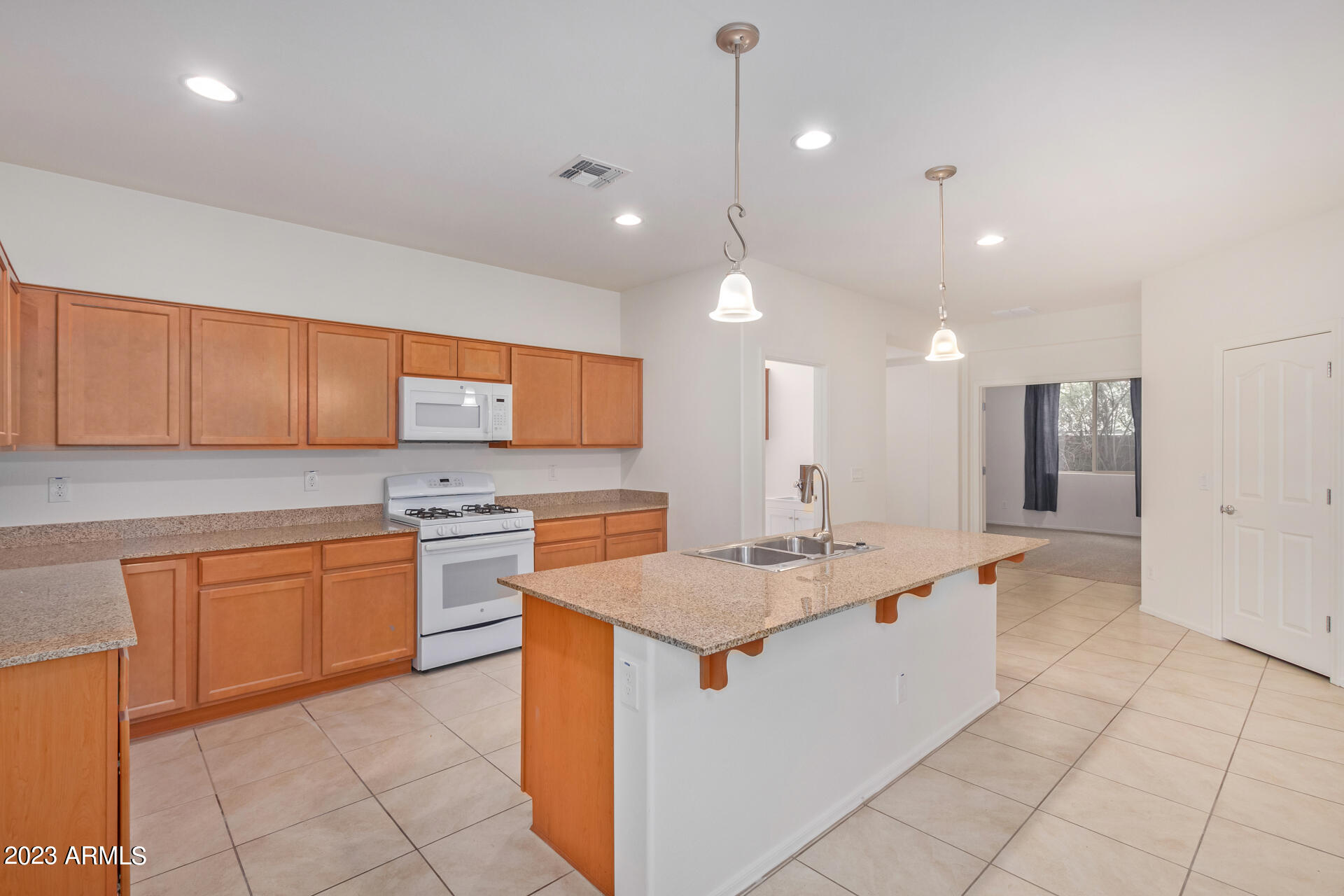 1098 E IBIS Street