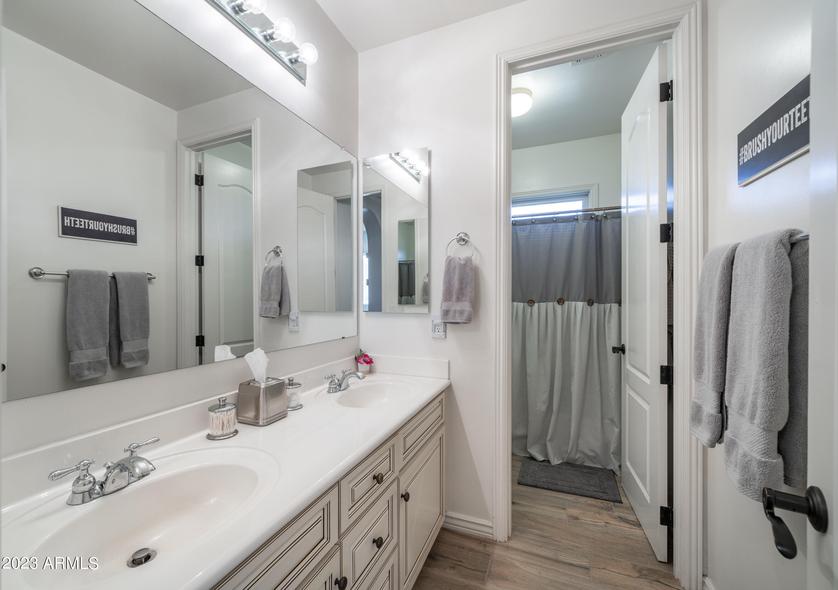 2019 E HACKBERRY Place