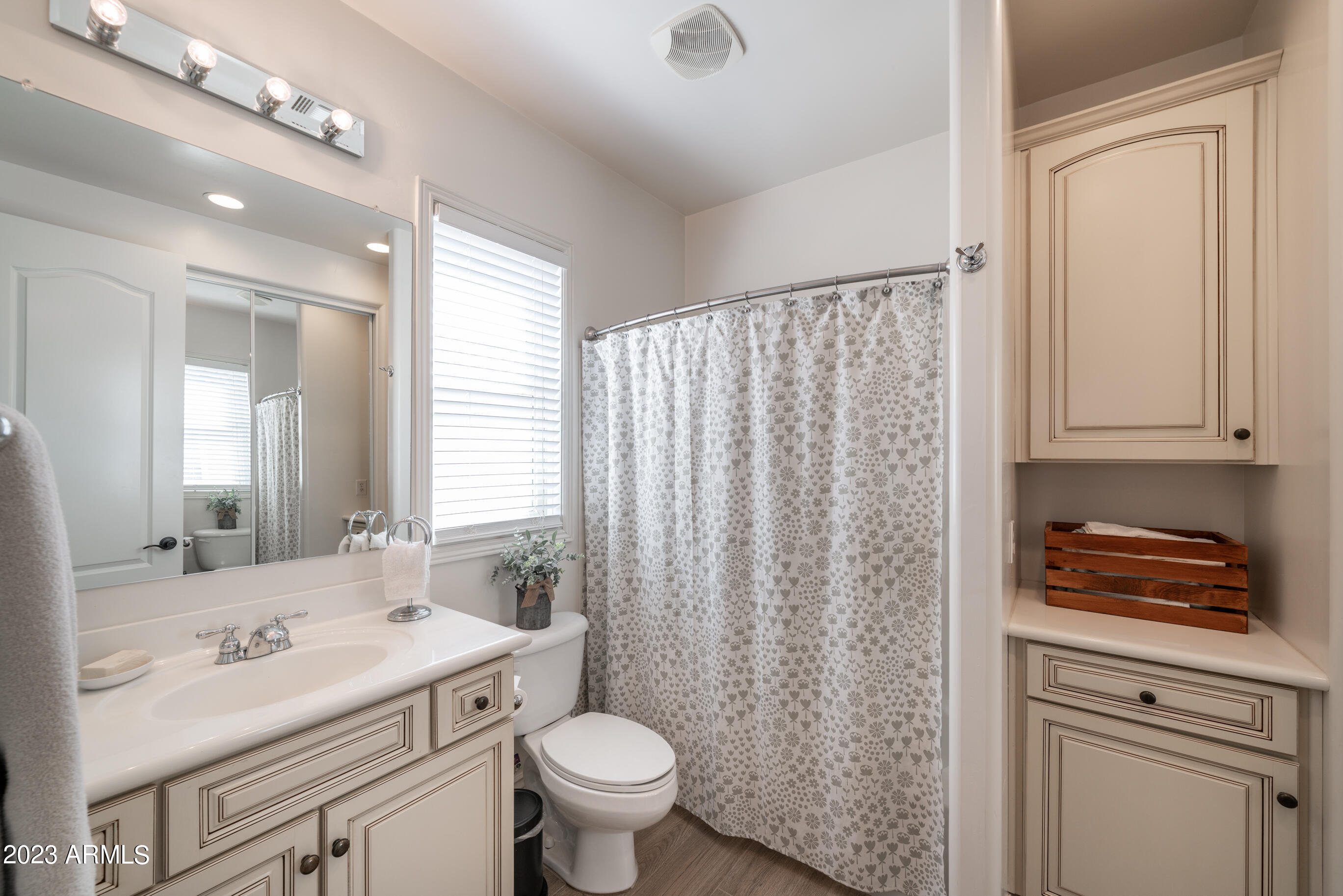 2019 E HACKBERRY Place