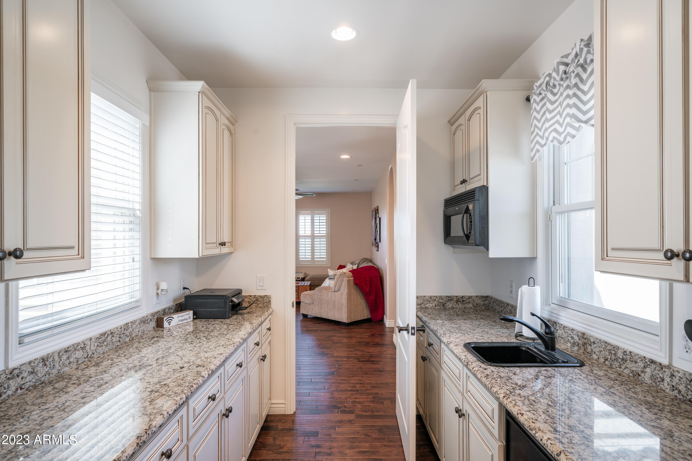 2019 E HACKBERRY Place