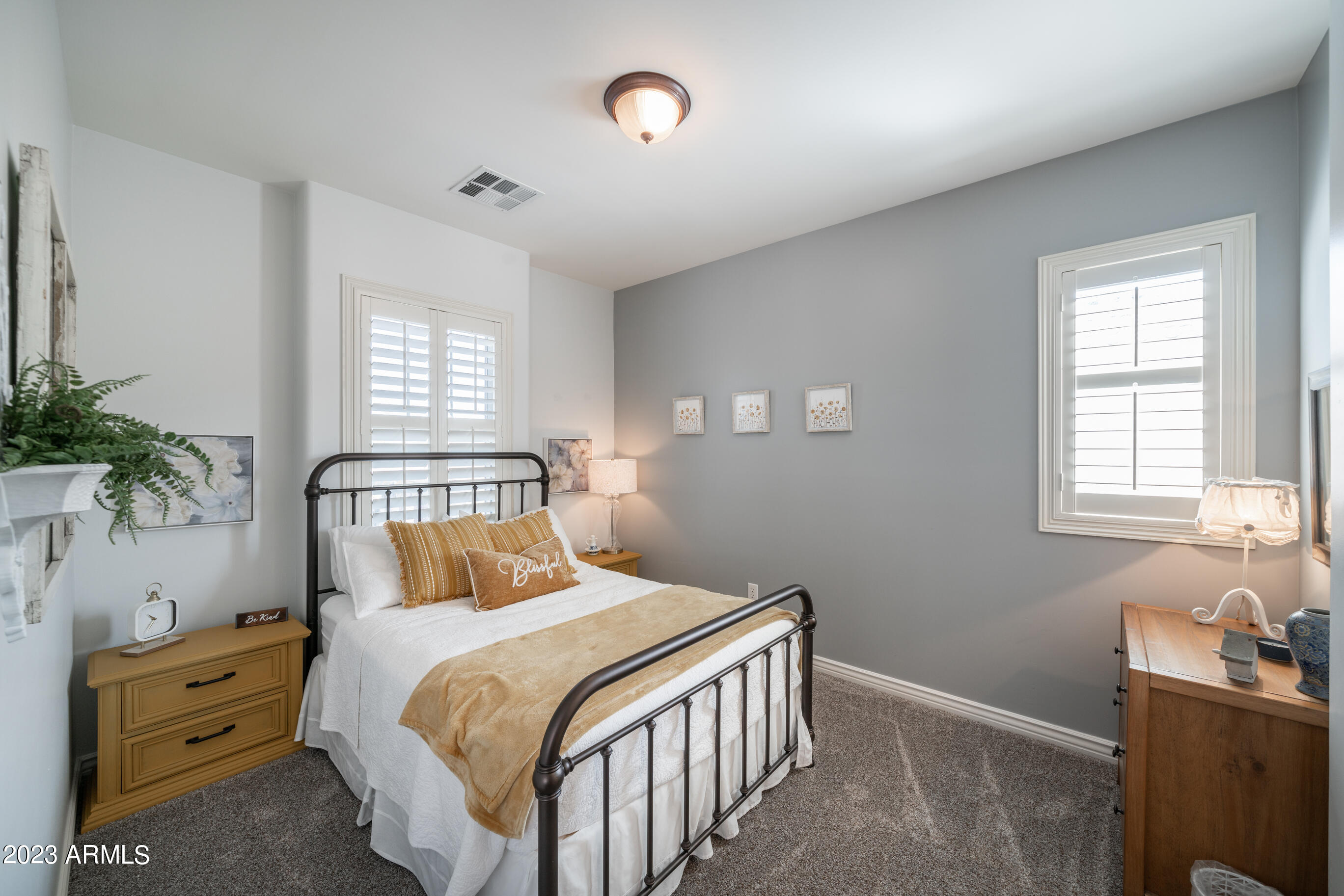 2019 E HACKBERRY Place