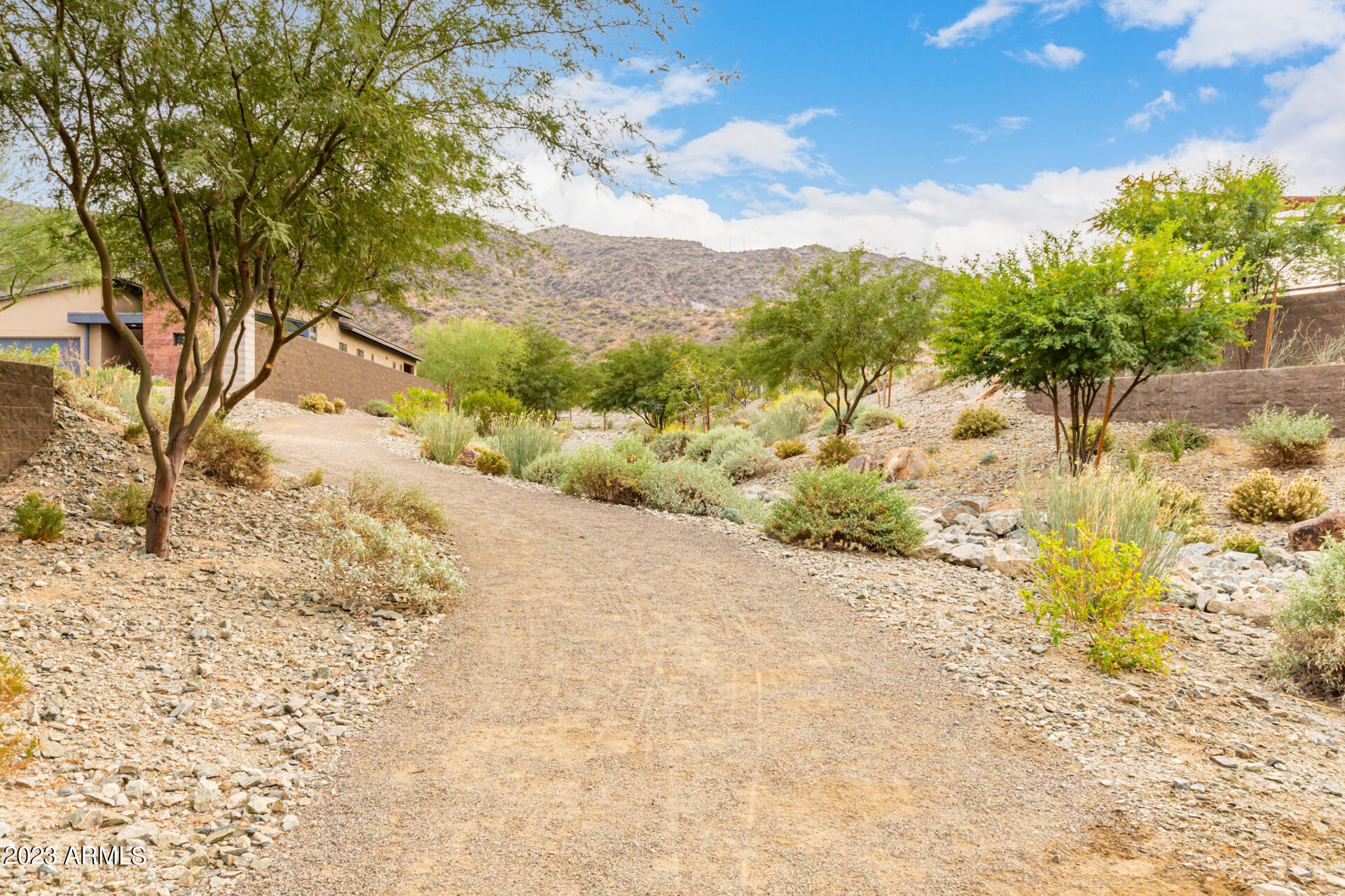 827 E HOPI Trail