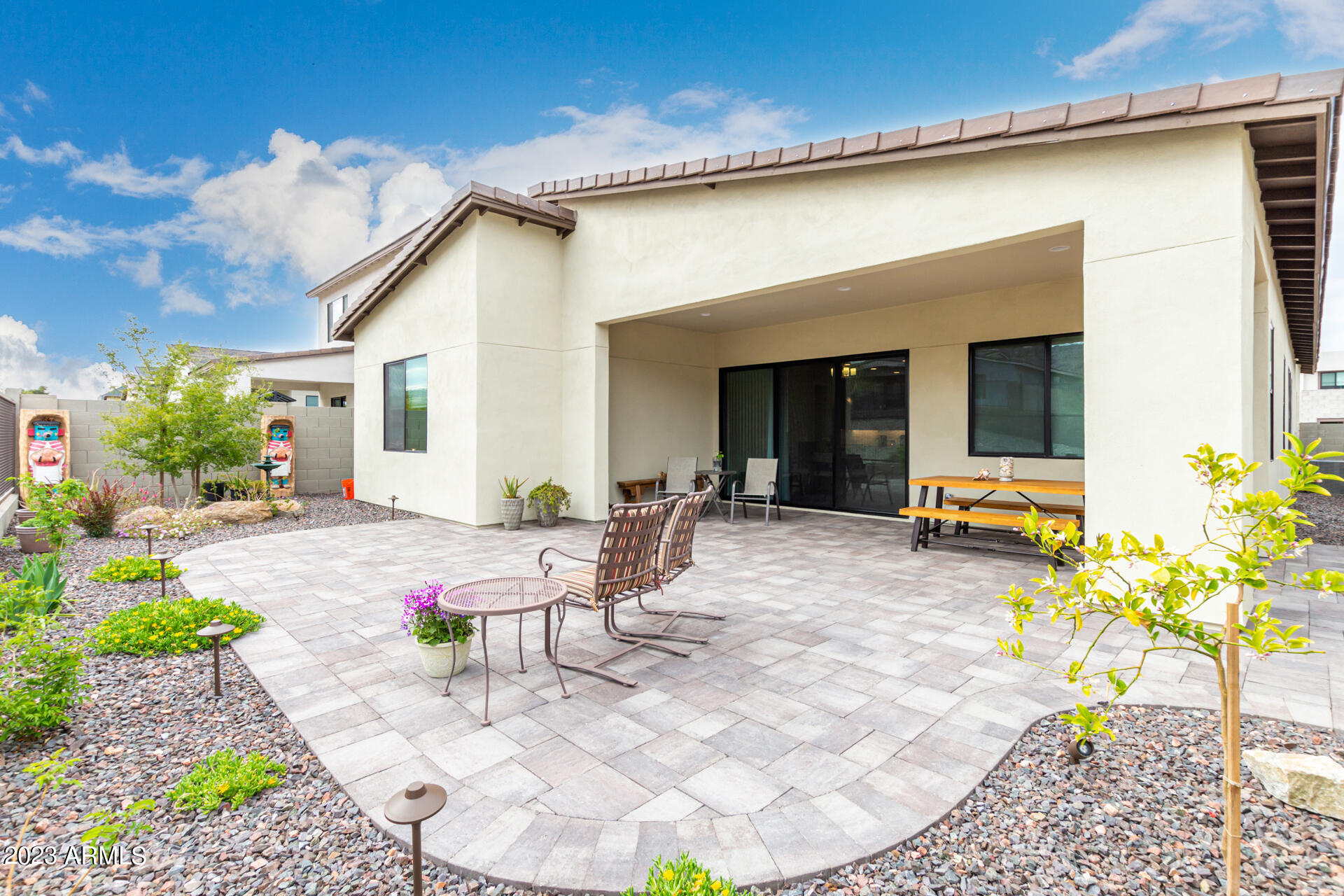 827 E HOPI Trail