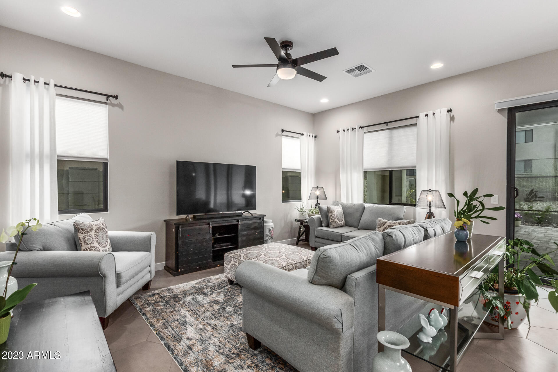 827 E HOPI Trail