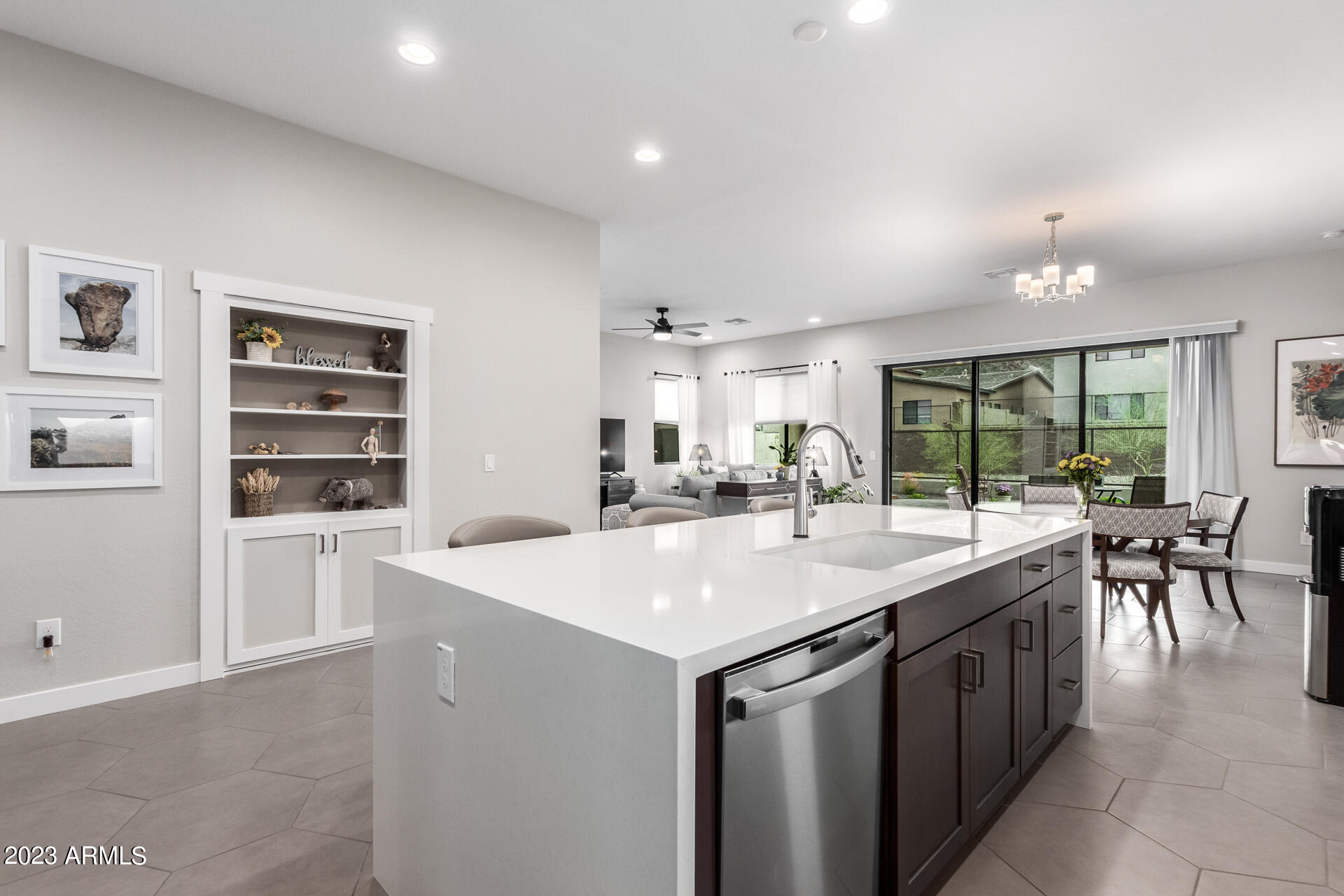 827 E HOPI Trail