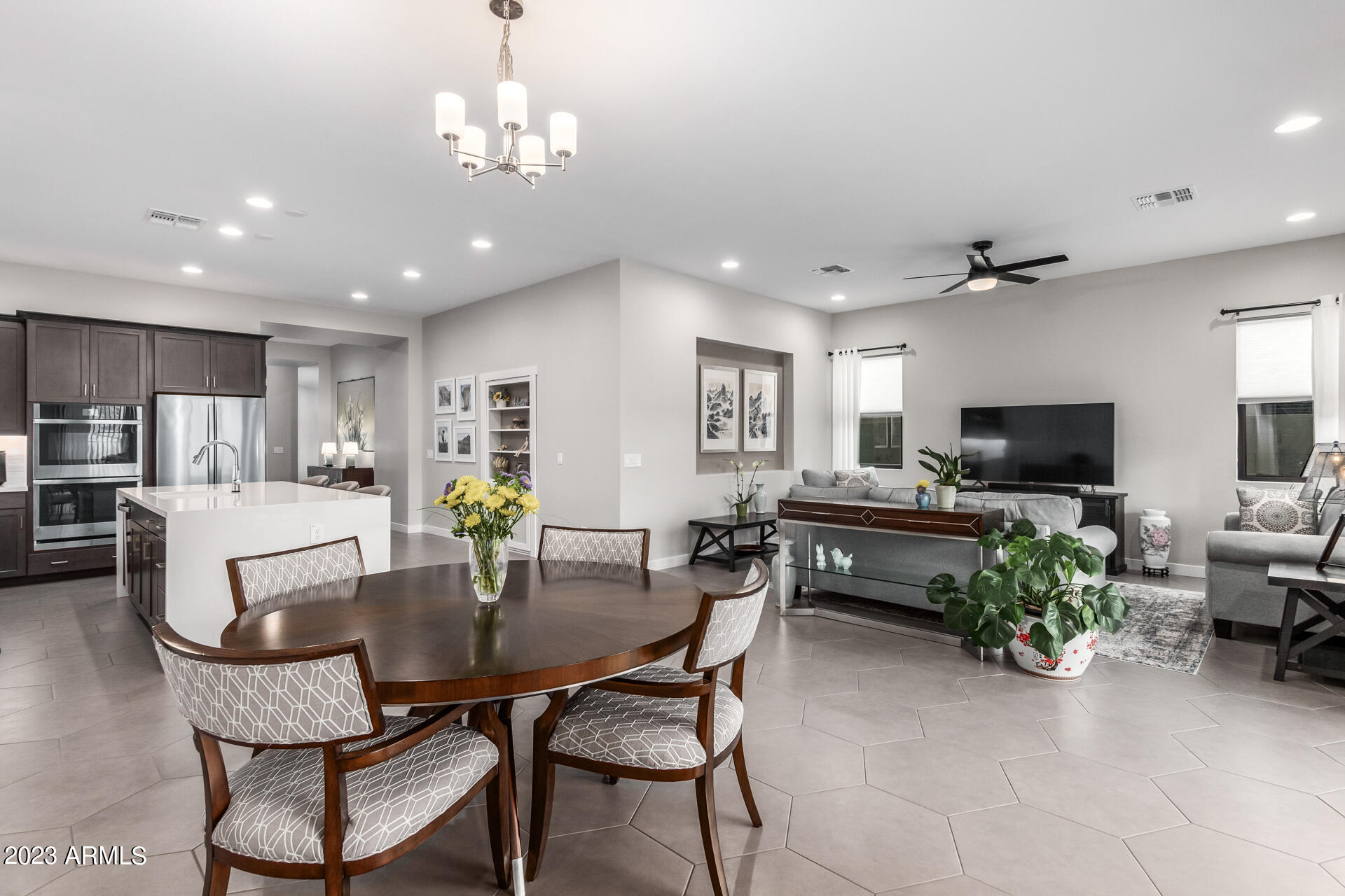 827 E HOPI Trail