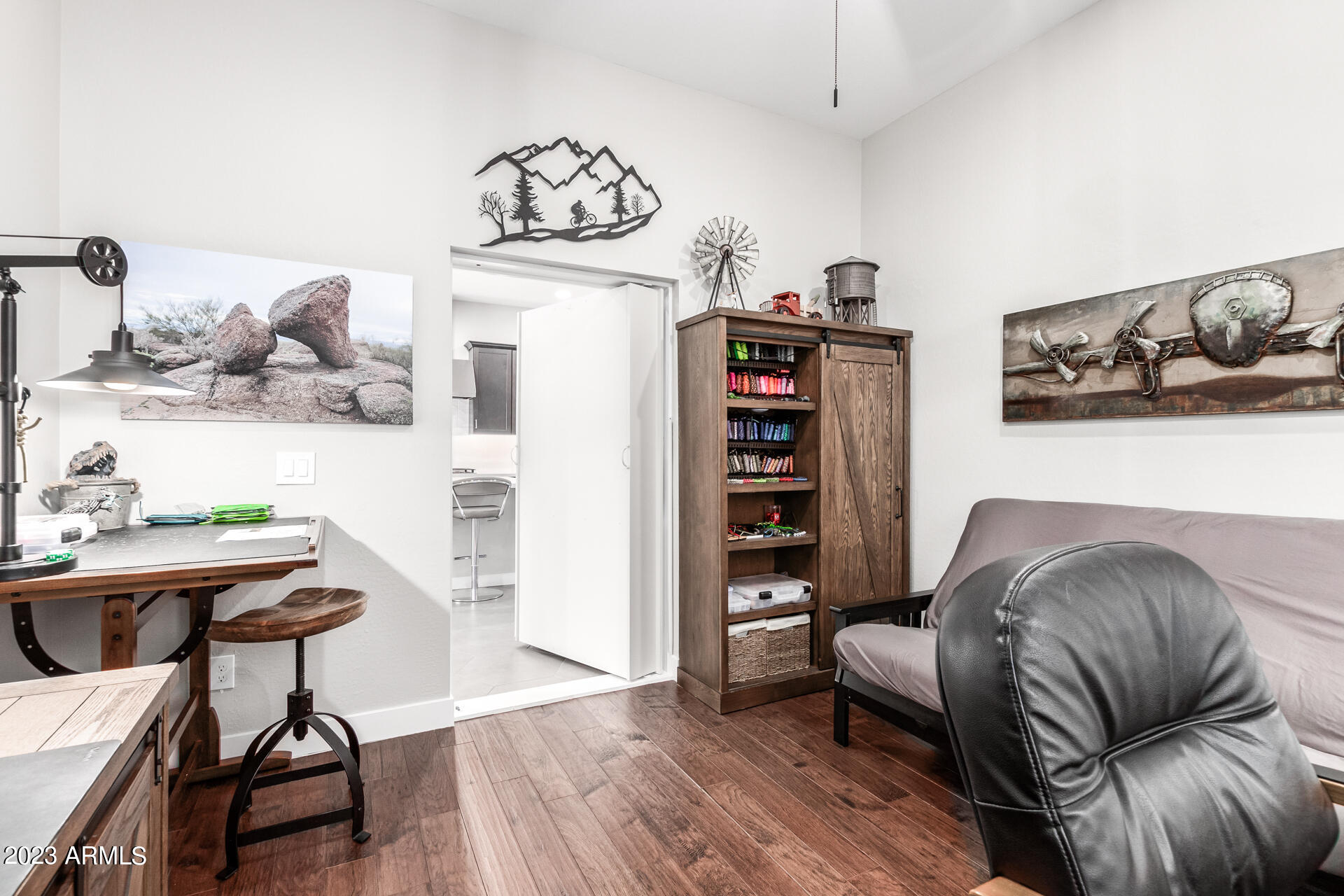 827 E HOPI Trail