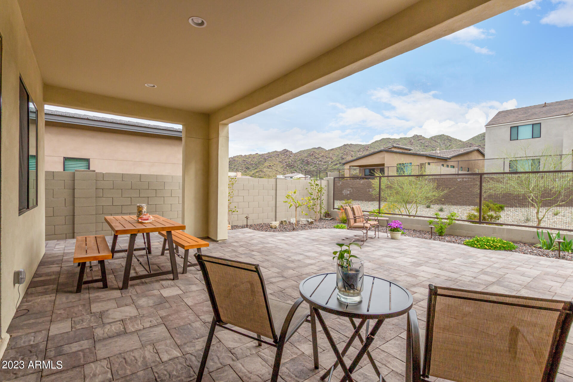 827 E HOPI Trail