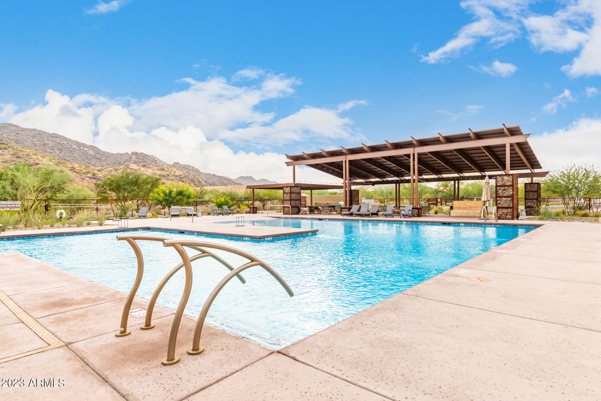 827 E HOPI Trail