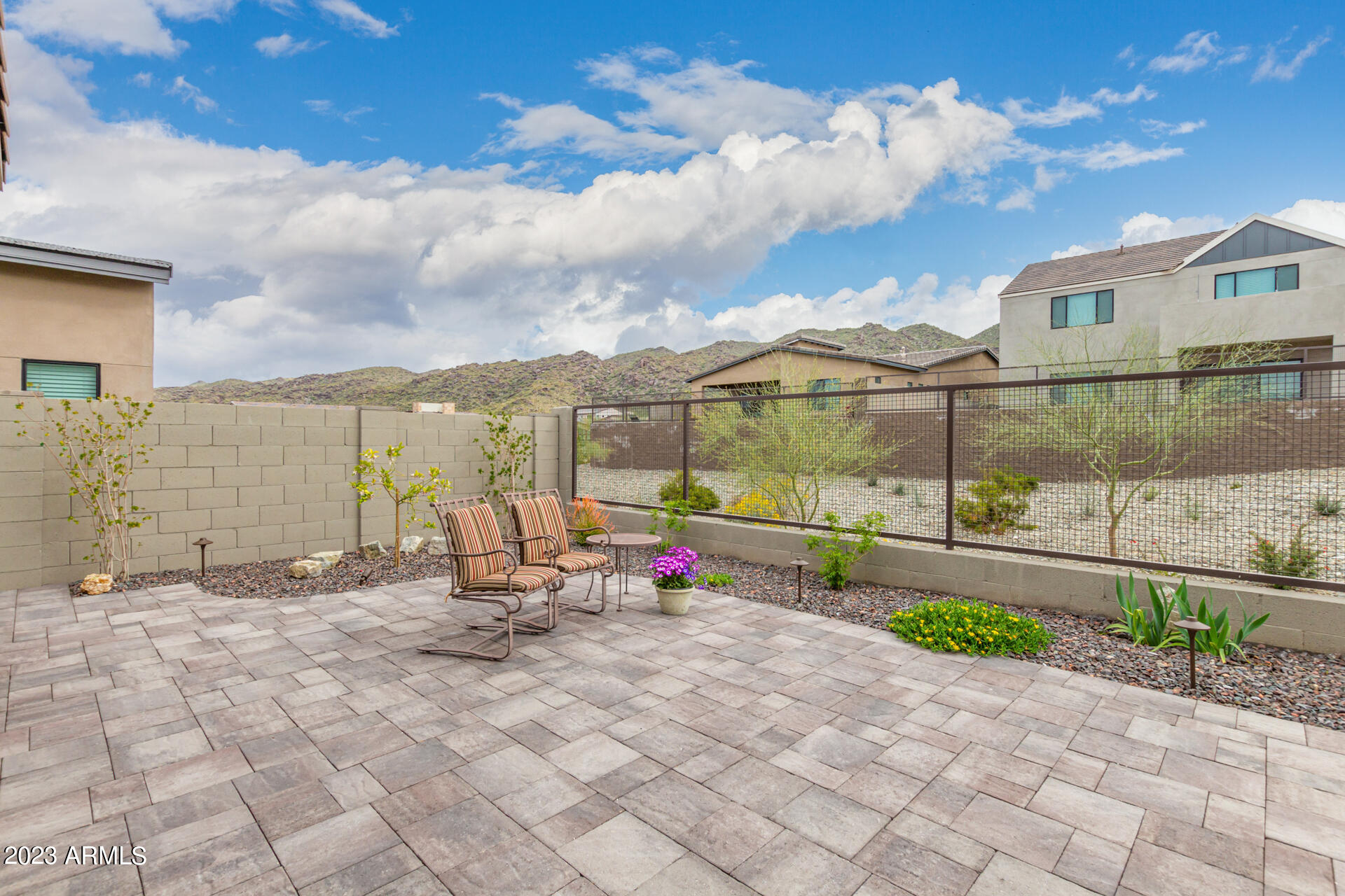 827 E HOPI Trail