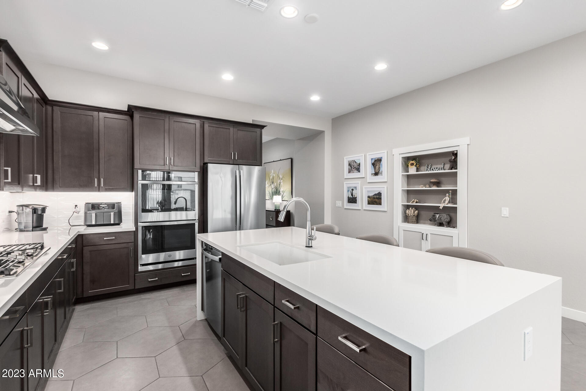 827 E HOPI Trail