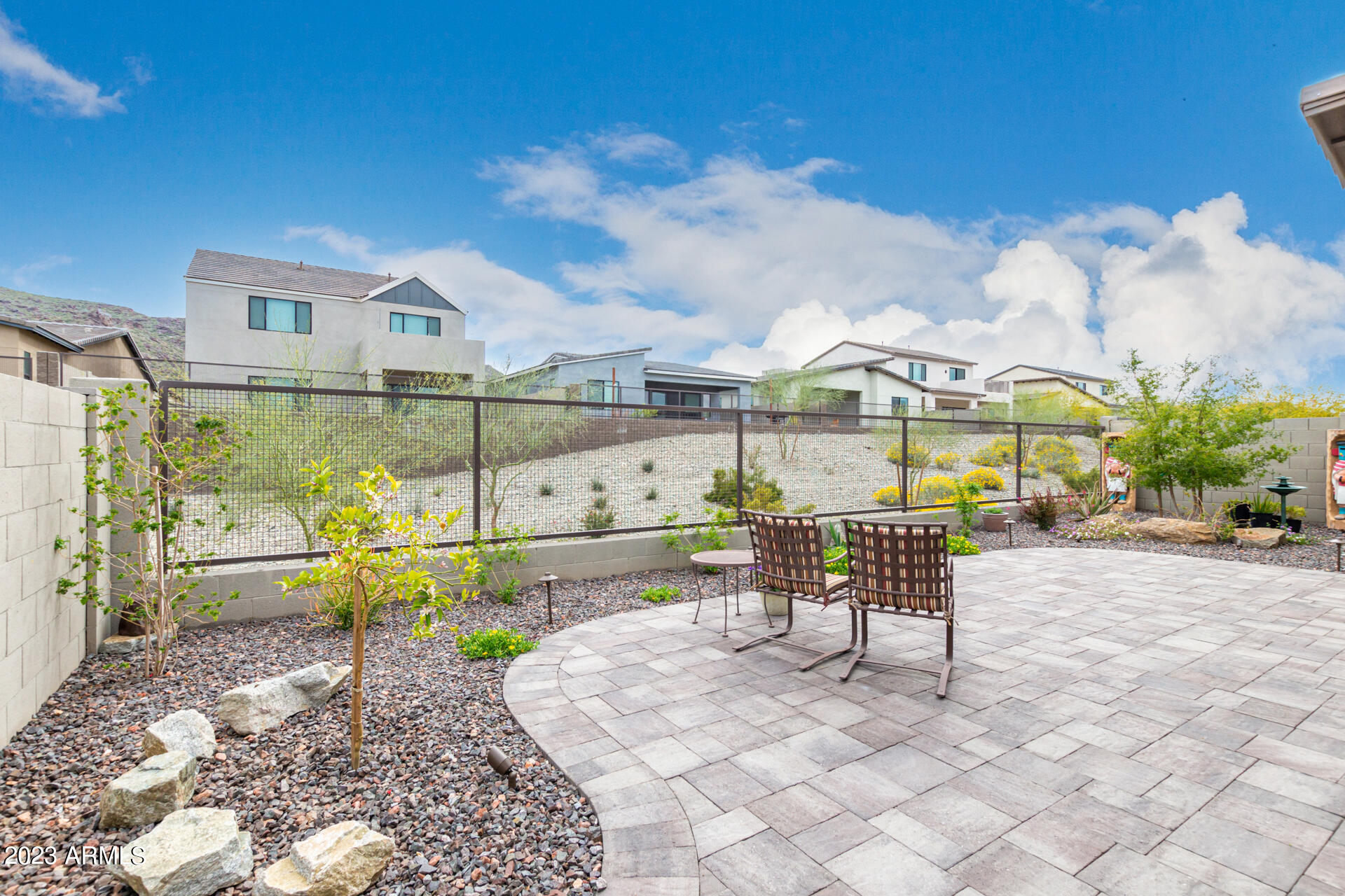827 E HOPI Trail
