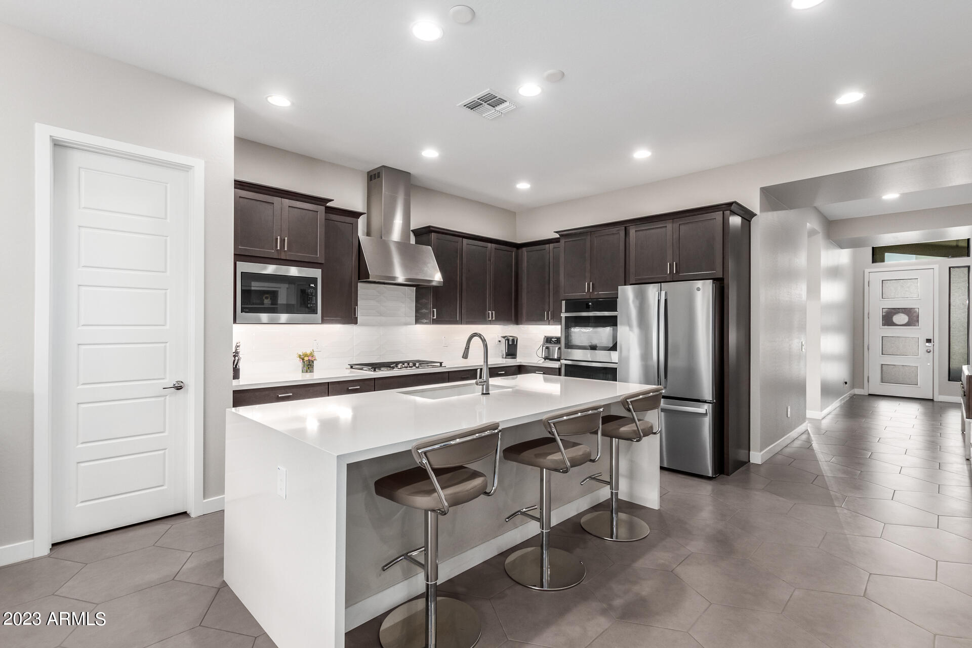 827 E HOPI Trail