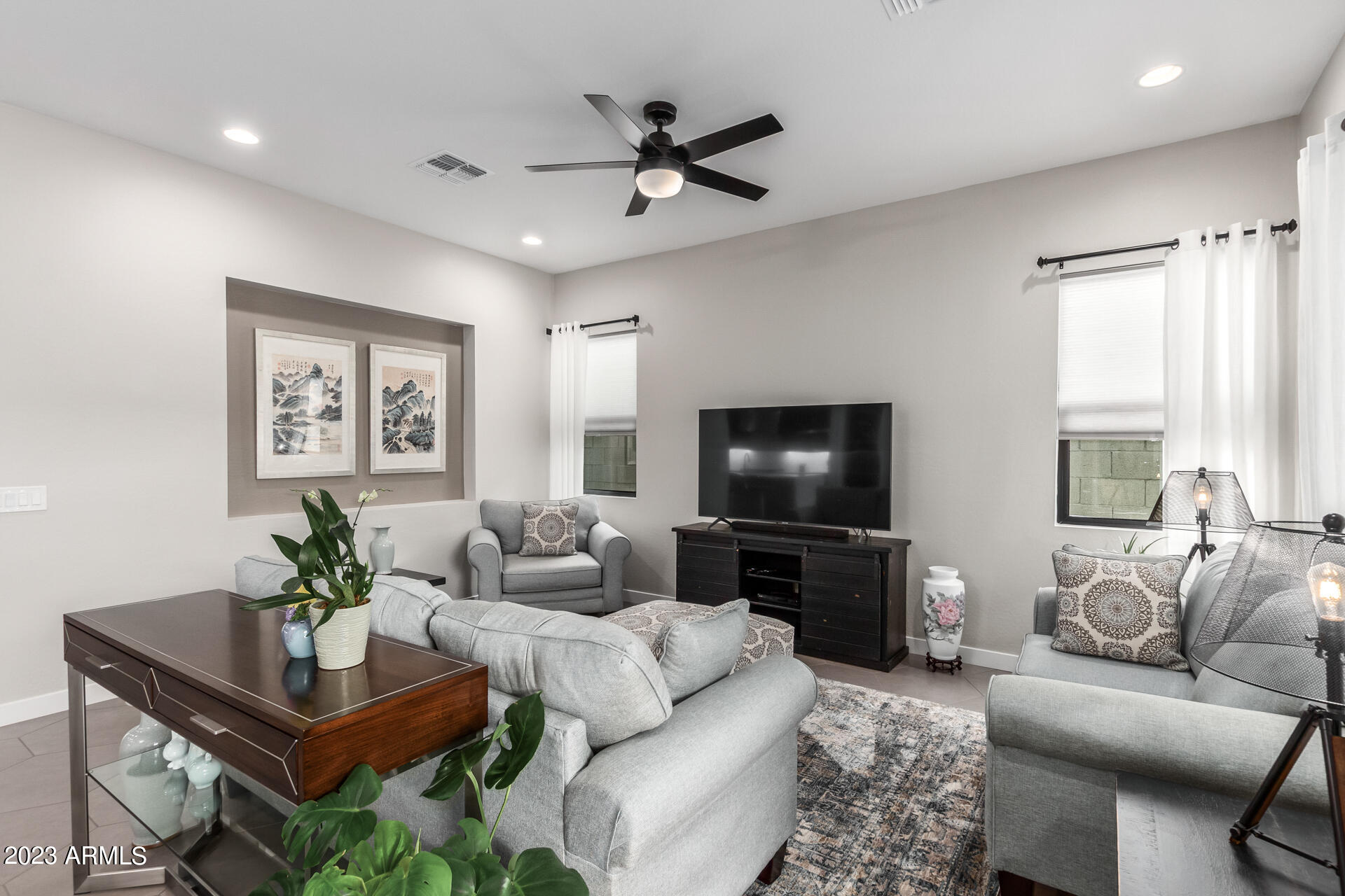 827 E HOPI Trail
