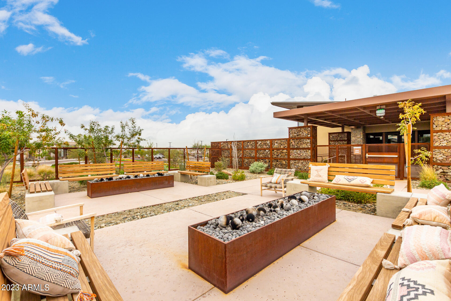 827 E HOPI Trail